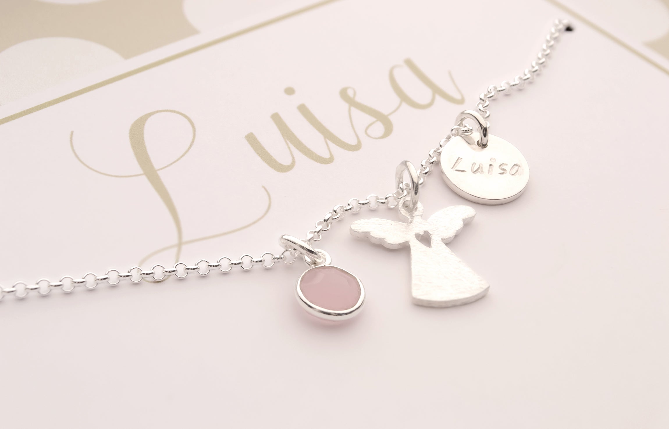 Ein zauberhaftes Geschenk zur Taufe: Die handgefertigte Schutzengel-Kette "Luisa" aus 925 Silber mit persönlicher Gravur und Rosenquarz-Anhänger.