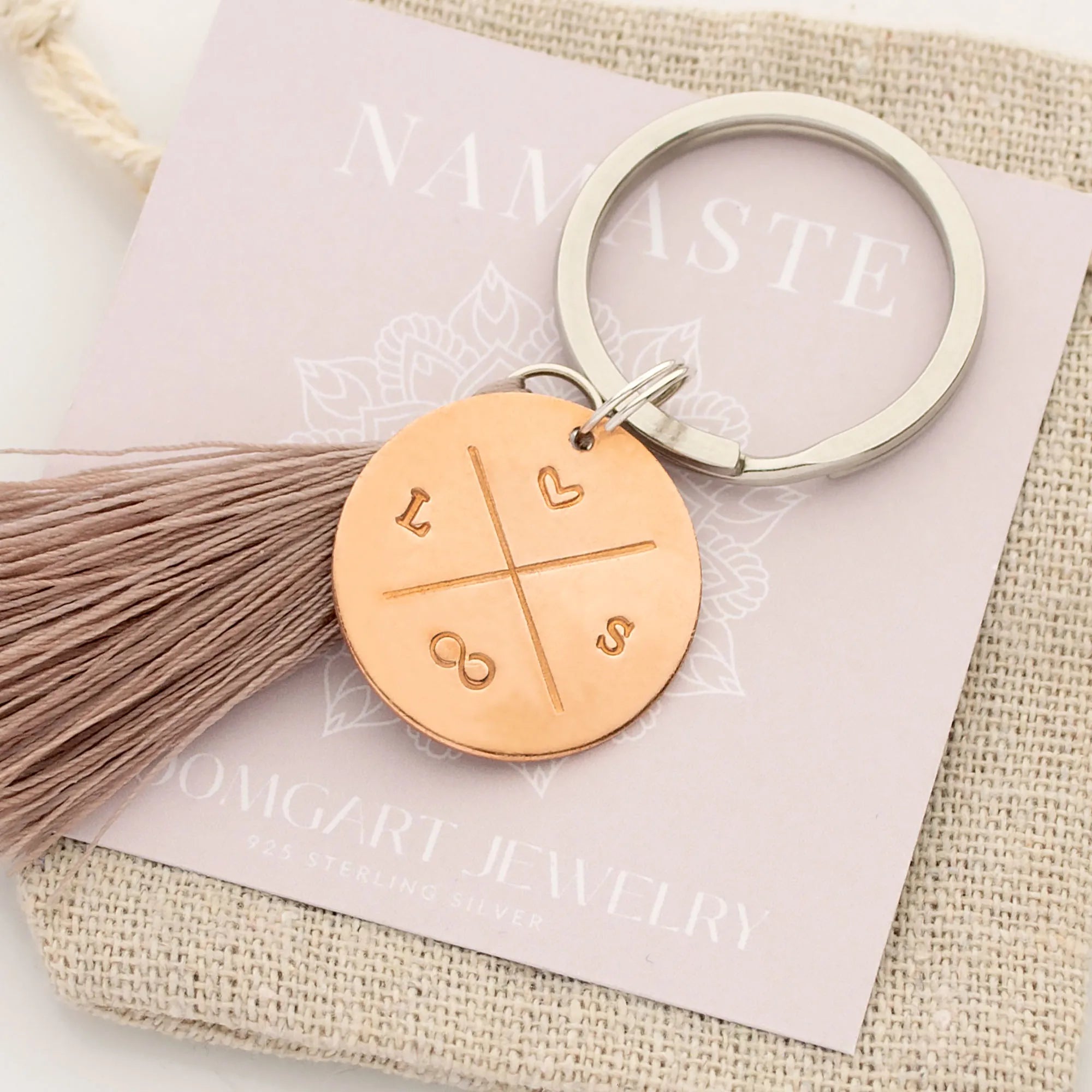 Handgeprägter Schlüsselanhänger aus Kupfer mit Initialen, Herz und Unendlichkeitszeichen als eichen für ewige Liebe und Verbundenheit.