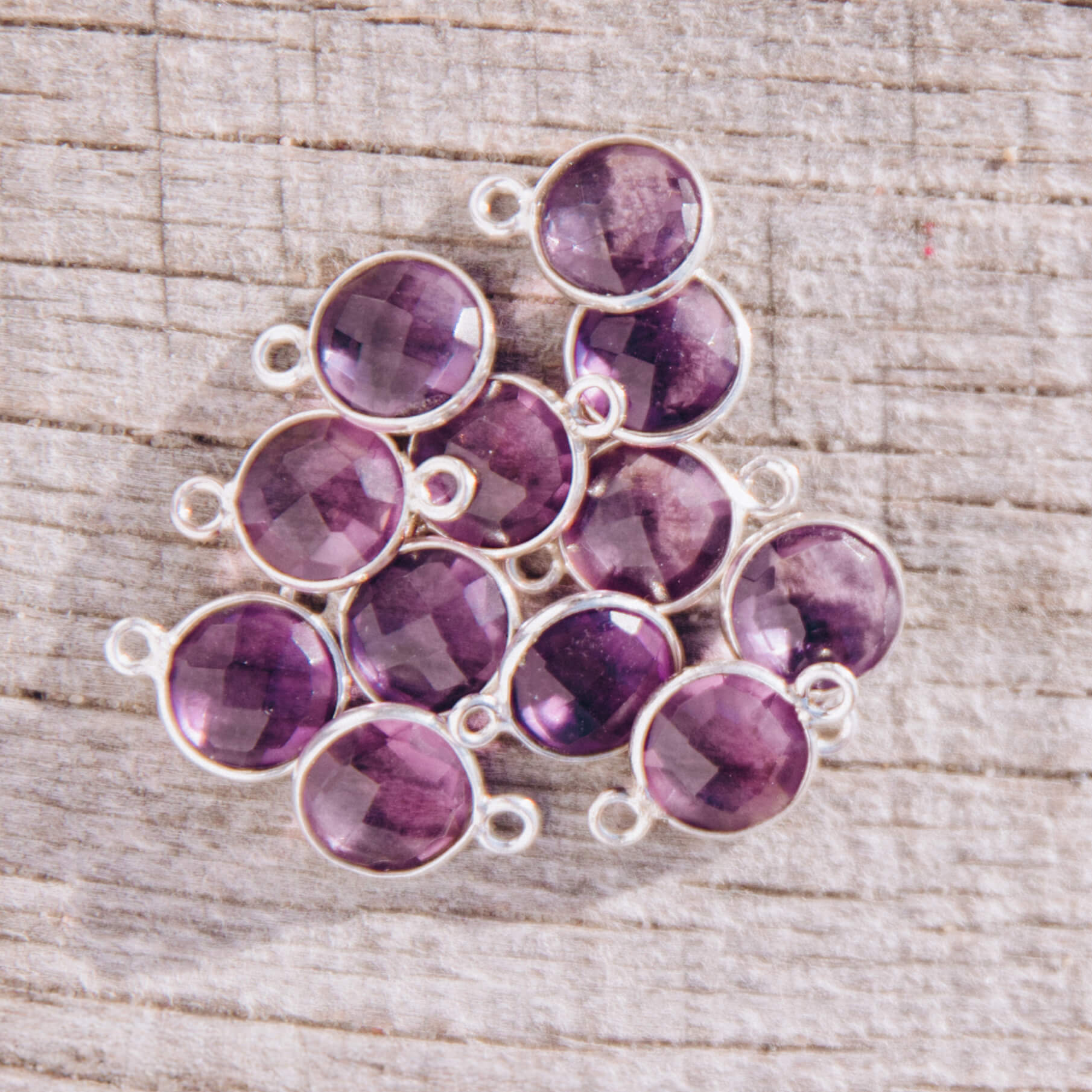 Nahaufnahme mehrerer lila Amethyst Steine in 925 Silber gefasst als Steine der Ruhe und KLarheit.
