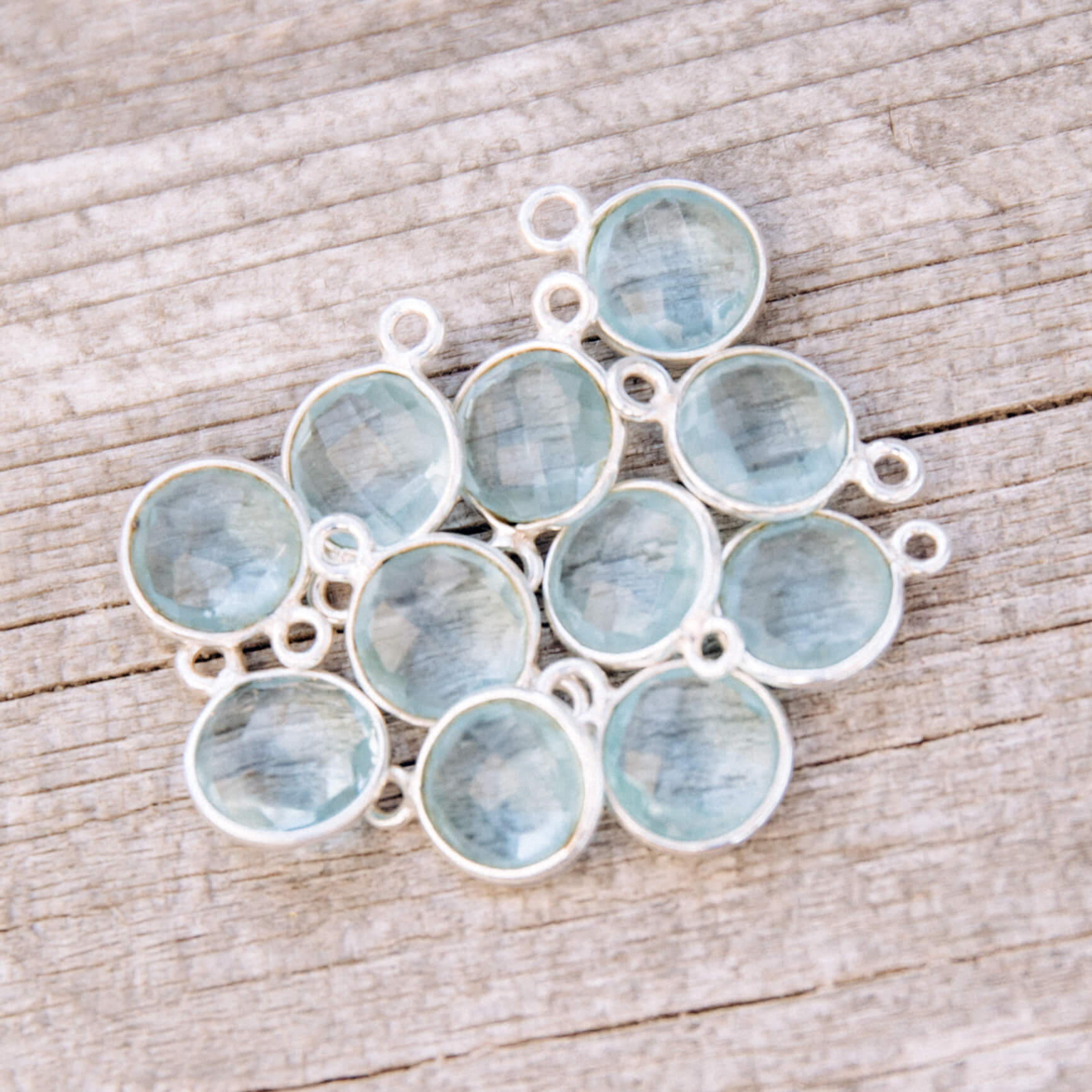 Nahaufnahme mehrerer Aqua Chalcedon Steine in 925 Silber gefasst als Stein für Frieden und emotionale Balance.