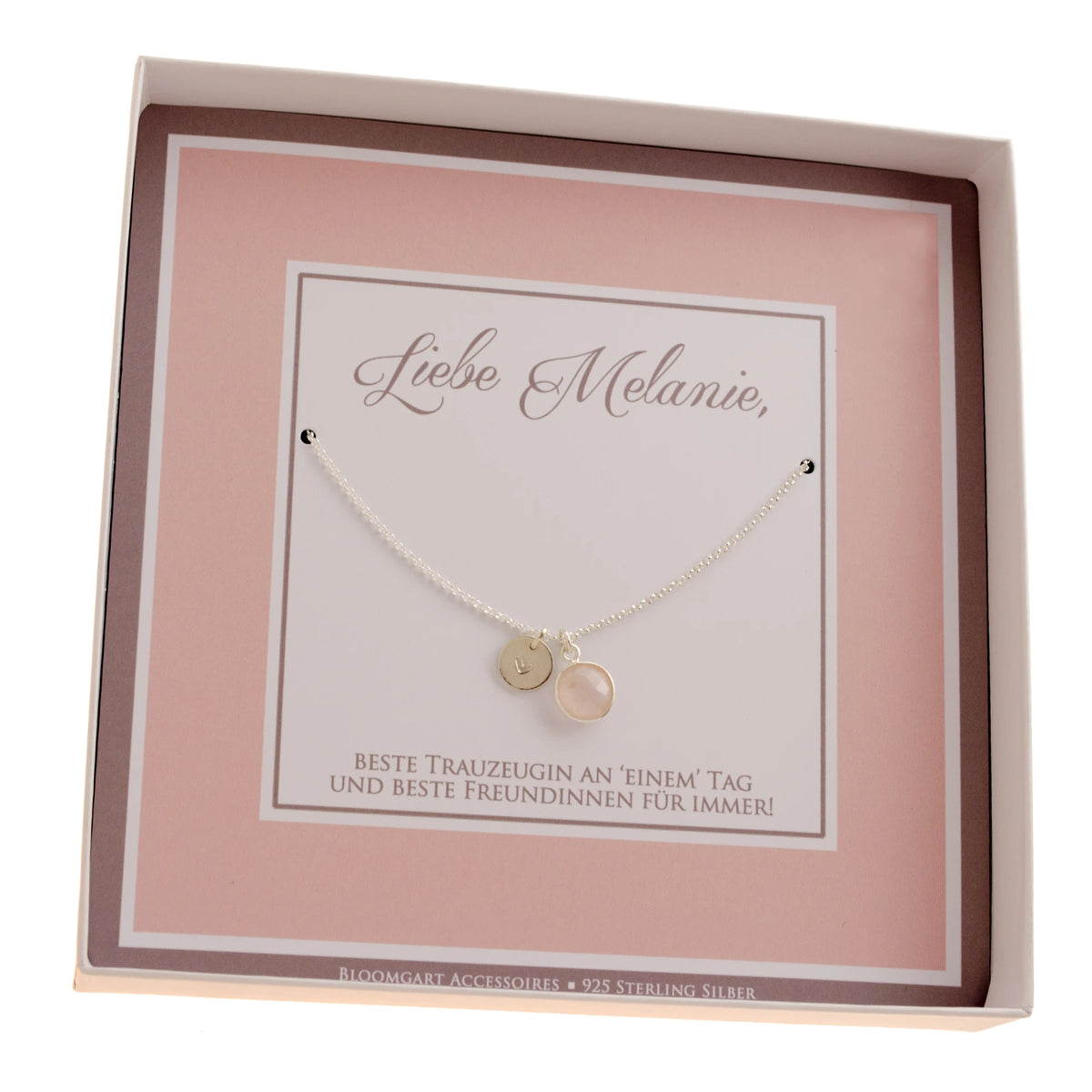 Innenansicht einer personalisierten Geschenkbox mit 925-Silberkette, handgestempeltem Herz-Plättchen und Rosenquarz.