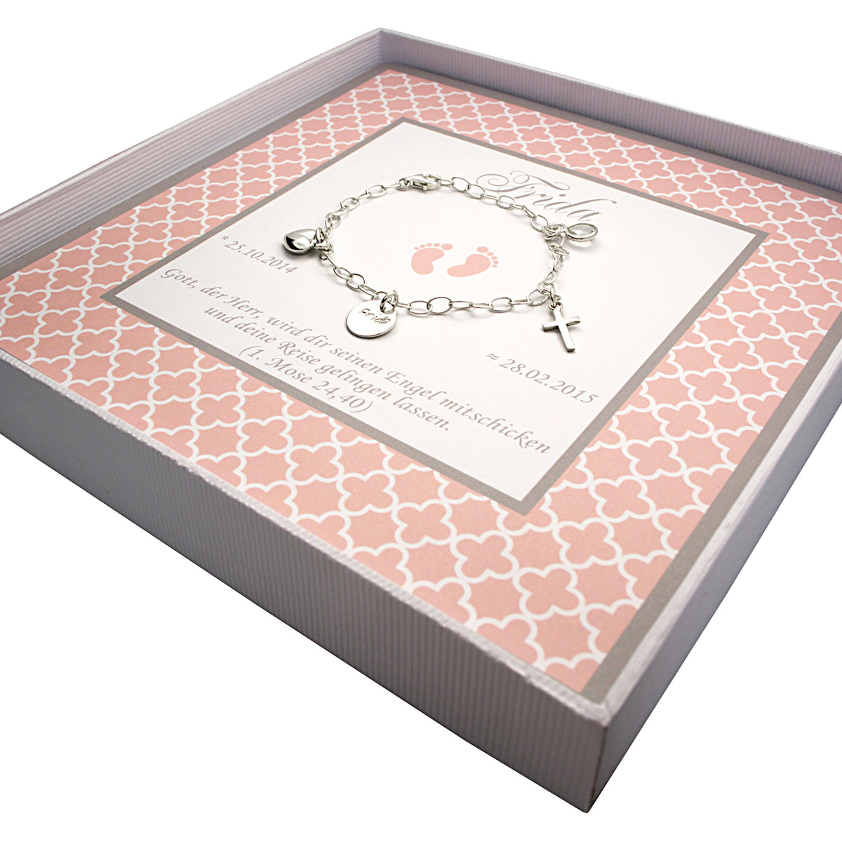 Ein Bettelarmband aus 925 Sterling Silber mit vier Anhängern für Glaube, Liebe und Hoffnung, sowie einem Gravurtaler für den Namen.