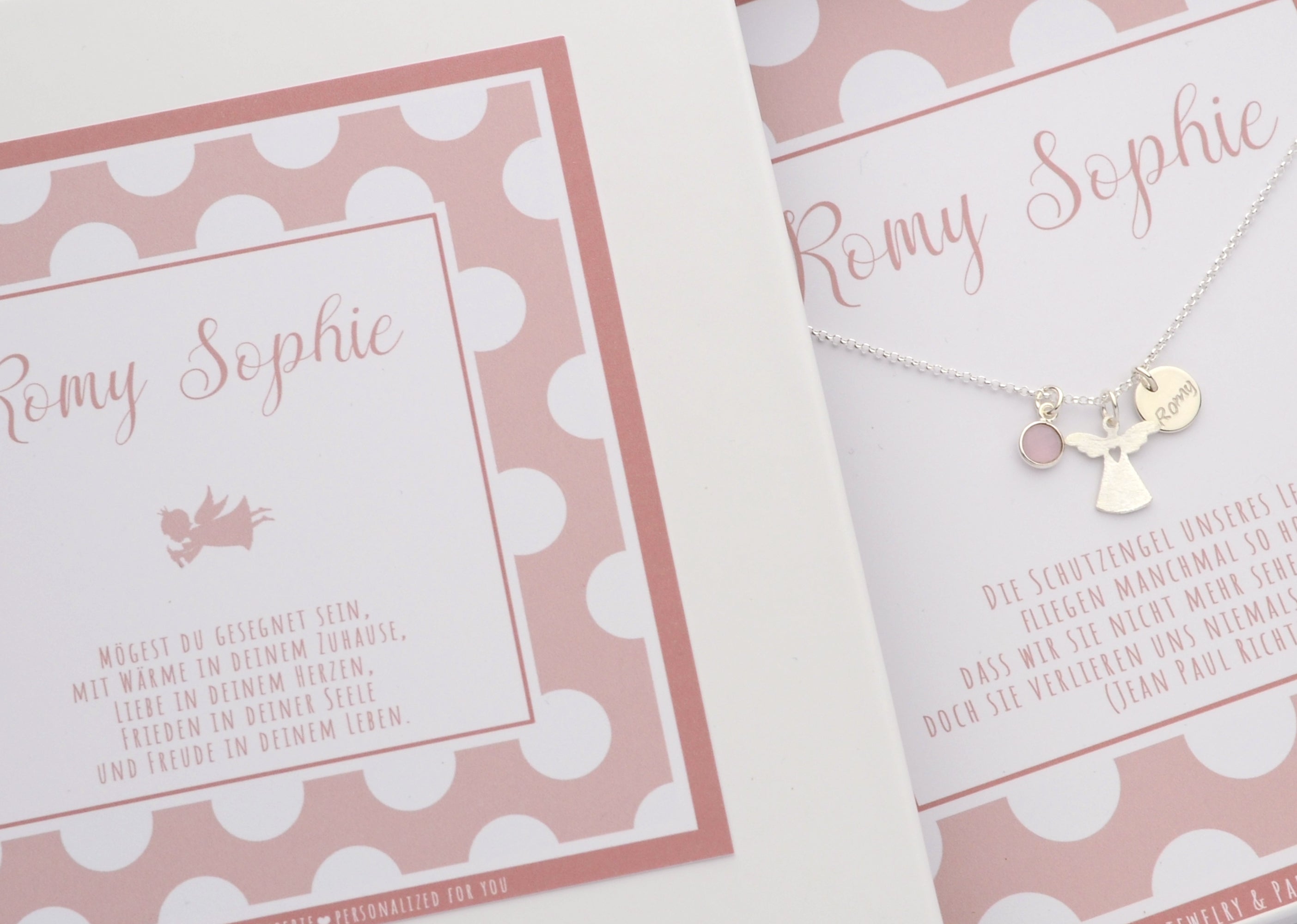 Filigrane, personalisierte Kette mit Namen, Schutzengel aus 925 Silber und Rosenquarz, präsentiert in einer Geschenkbox mit rosa-weißem Punktemuster und Schutzengelspruch.
