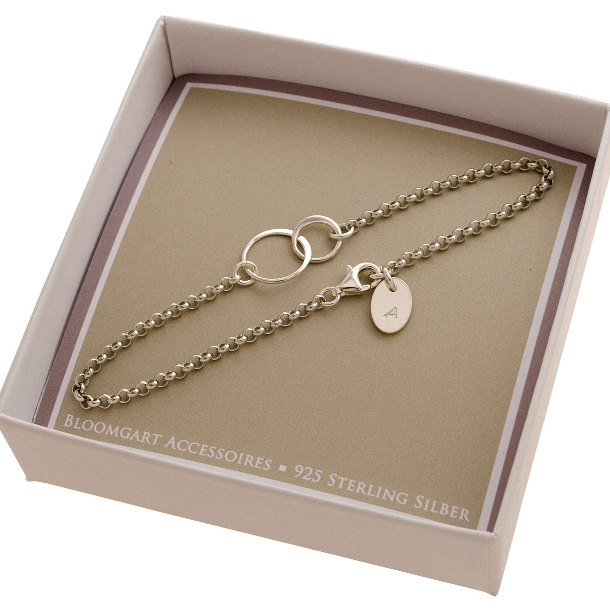 Geschenk für die Lieblingsfreundin: Silberarmband 'verschlungen' mit Gravur-Anhänger für Anfangsbuchstaben der Namen.