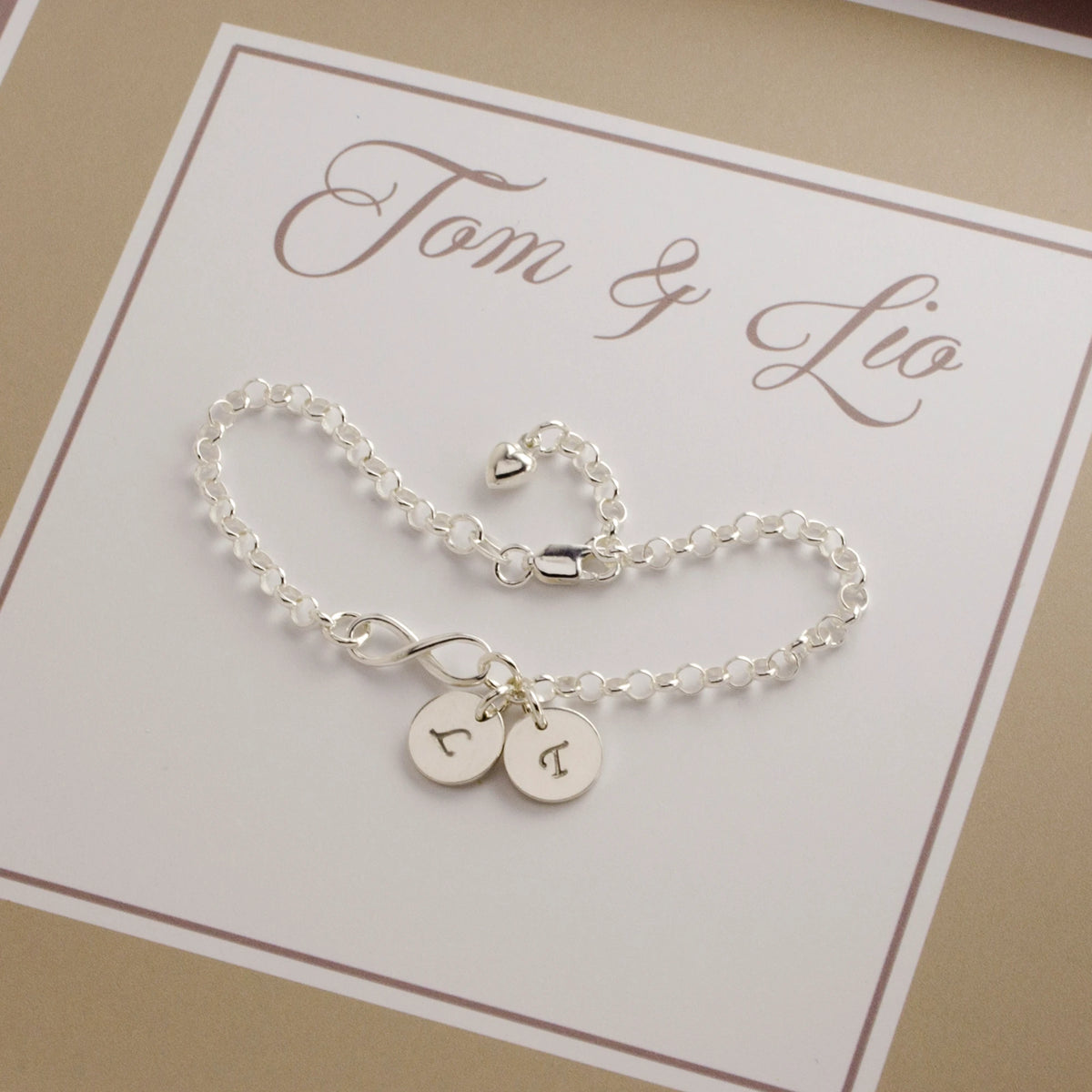 'Für immer'-Armband aus Silber mit Gravurplättchen und Herz als Zeichen der Verbundenheit.