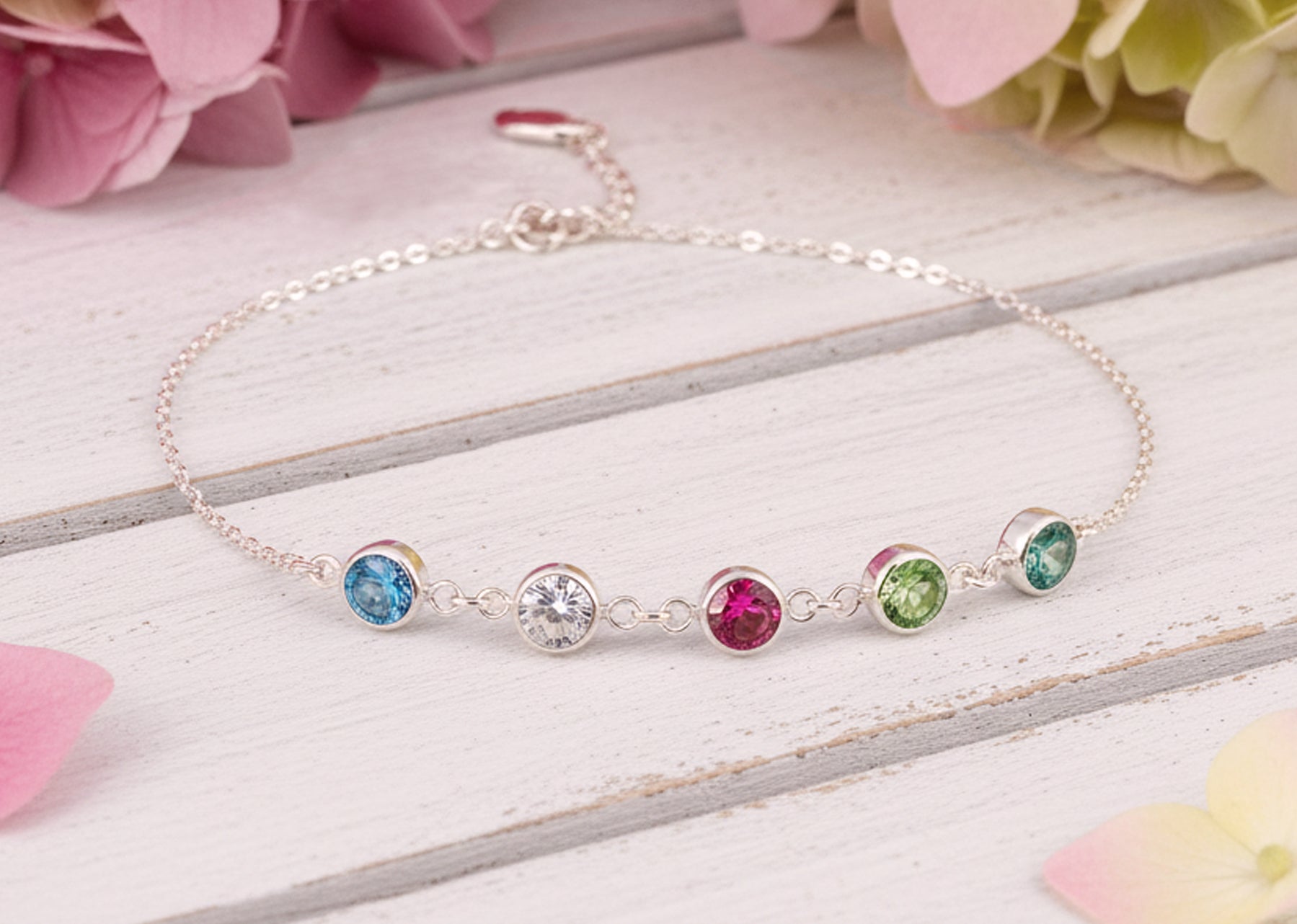 Die Liebsten immer bei sich tragen: Ein personalisiertes Familien-Armband von Bloomgart mit den Geburtssteinen für jedes Familienmitglied.