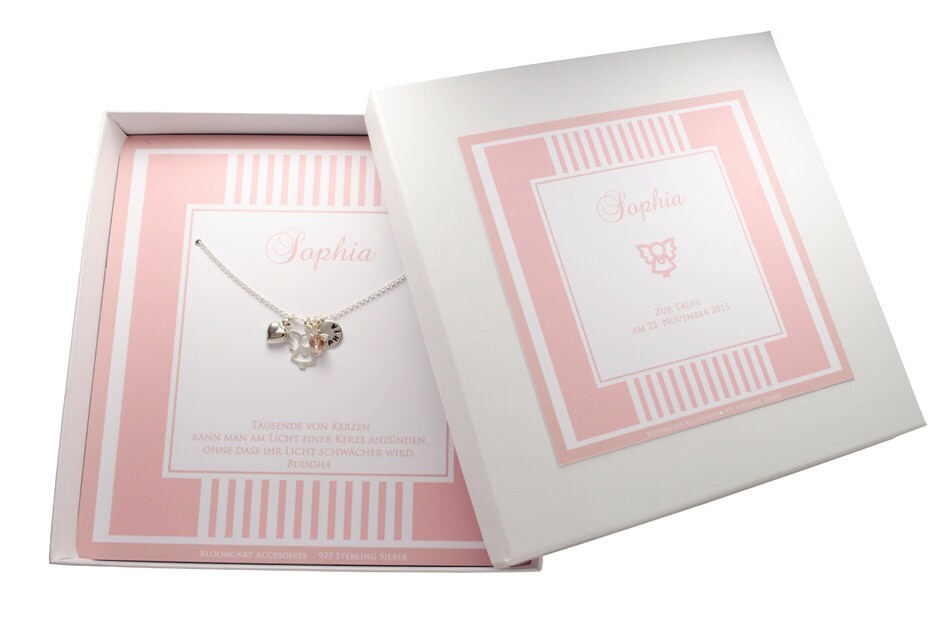 Komplettansicht der Schutzengel Kette, arrangiert in einer rosafarbenen Geschenkbox, personalisiert für 'Sophia' zur Taufe.