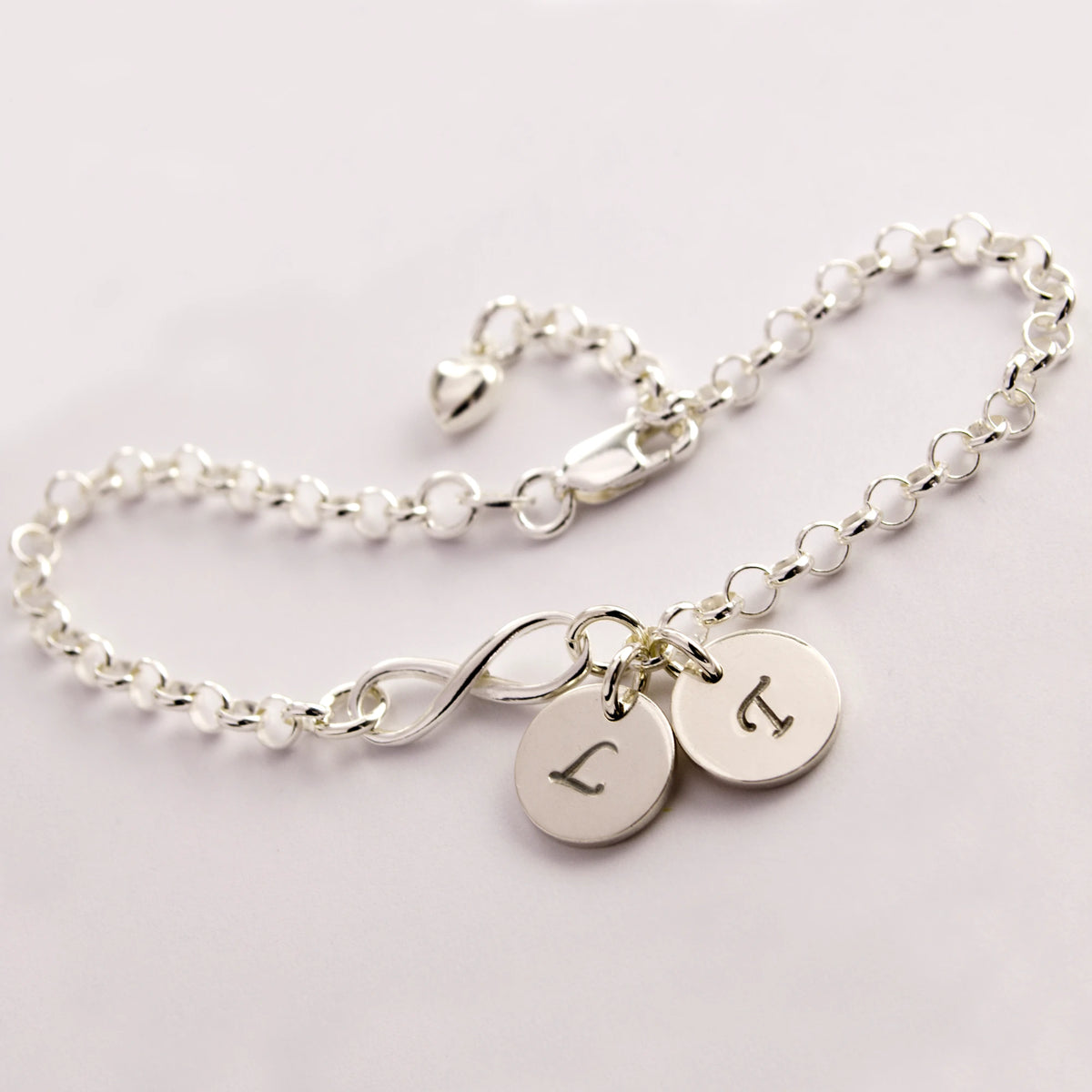 Personalisiertes Infinity-Armband aus 925 Silber als Geschenk für ein Brautpaar mit Initialen.