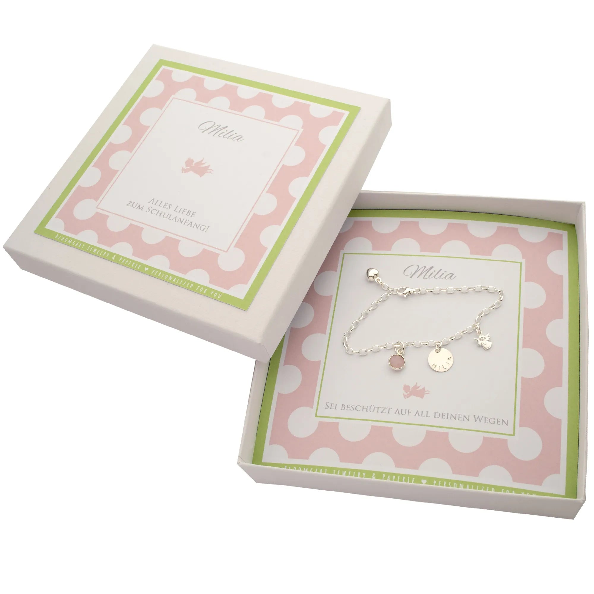 Ein Geschenk zum Schulanfang von Paten mit personalisierter Geschenkbox für das Schulkind. Innen liegt ein Silberarmband mit den Anhängern: Edelstein, Namenstaler und Engel. Das Armband kann variabel geschlossen werden.
