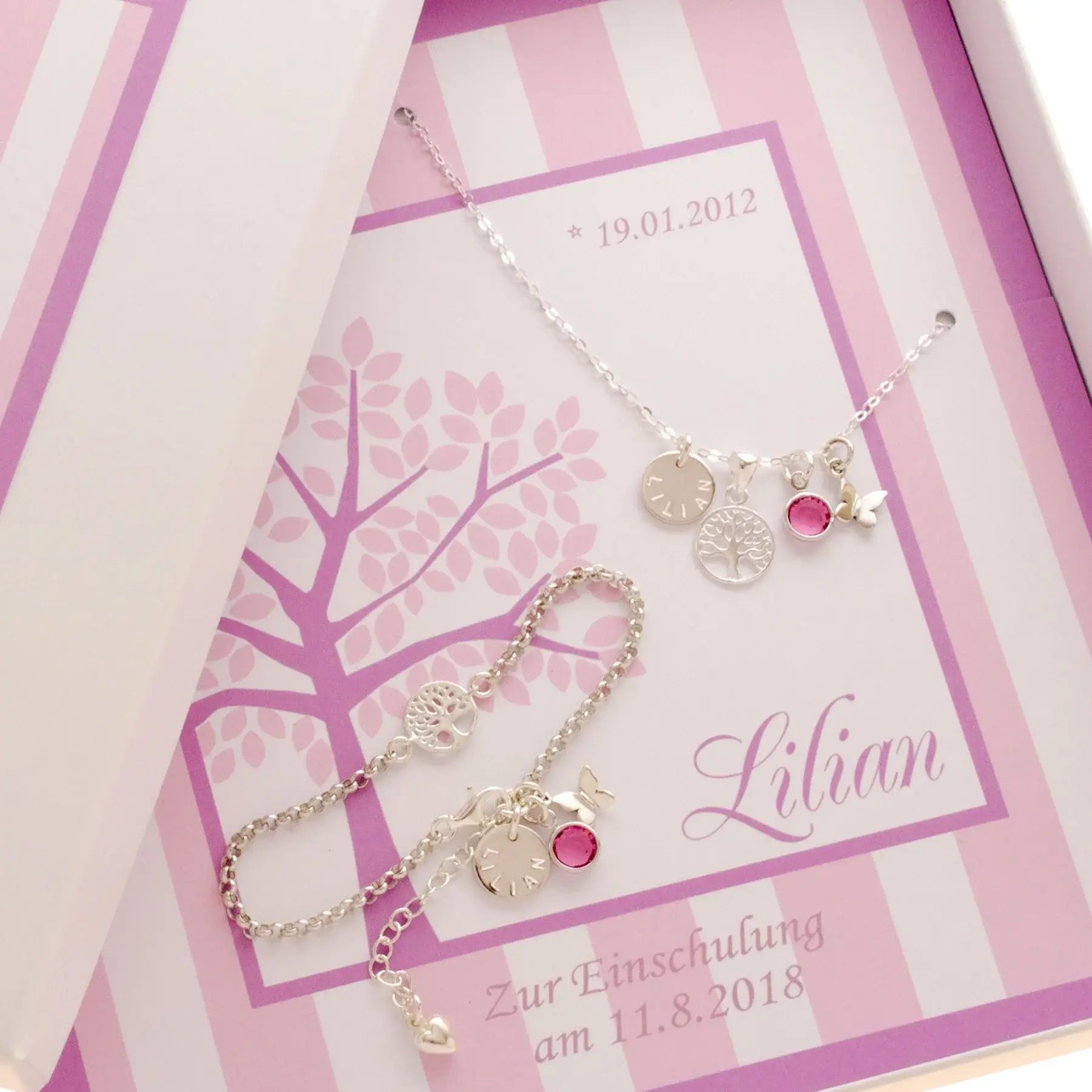 Süßes Schmuck-Set aus Silberkette und Silberarmband mit Namenstaler, rundem Lebensbaum, Geburtsstein und Schmetterling, hier personalisiert für Lilian zur Einschulung.