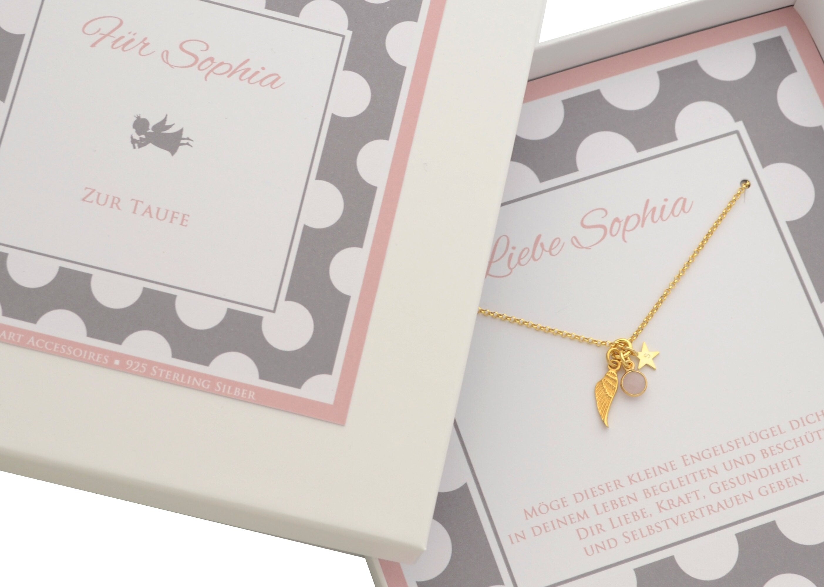 Individualisierte Geschenkbox mit einer vergoldete Taufkette mit Engelsflügel und Rosenquarz.
