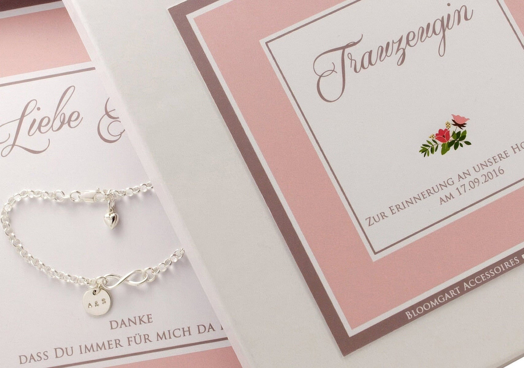 Personalisiertes Trauzeugin Geschenk in weiß-rosa mit 925 Silber Armband mit Initialen der Braut und der Trauzeugin.