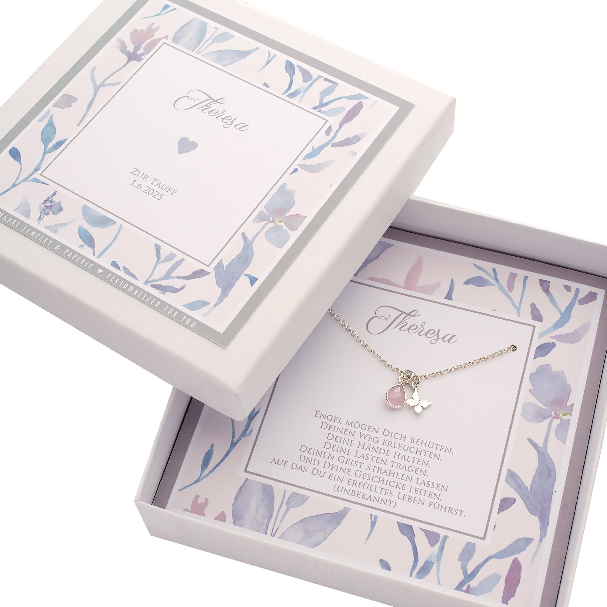Komplettansicht einer Silberkettemit Schmetterling und Rosenquarz-Tropfen. Die Geschenkbox ist für 'Theresa' zur Taufe personalisiert und mit dem Spruch 'Engel mögen dich behüten, deinen Weg erleuchten, deine Hände halten, diene Lasten tragen...' versehen.