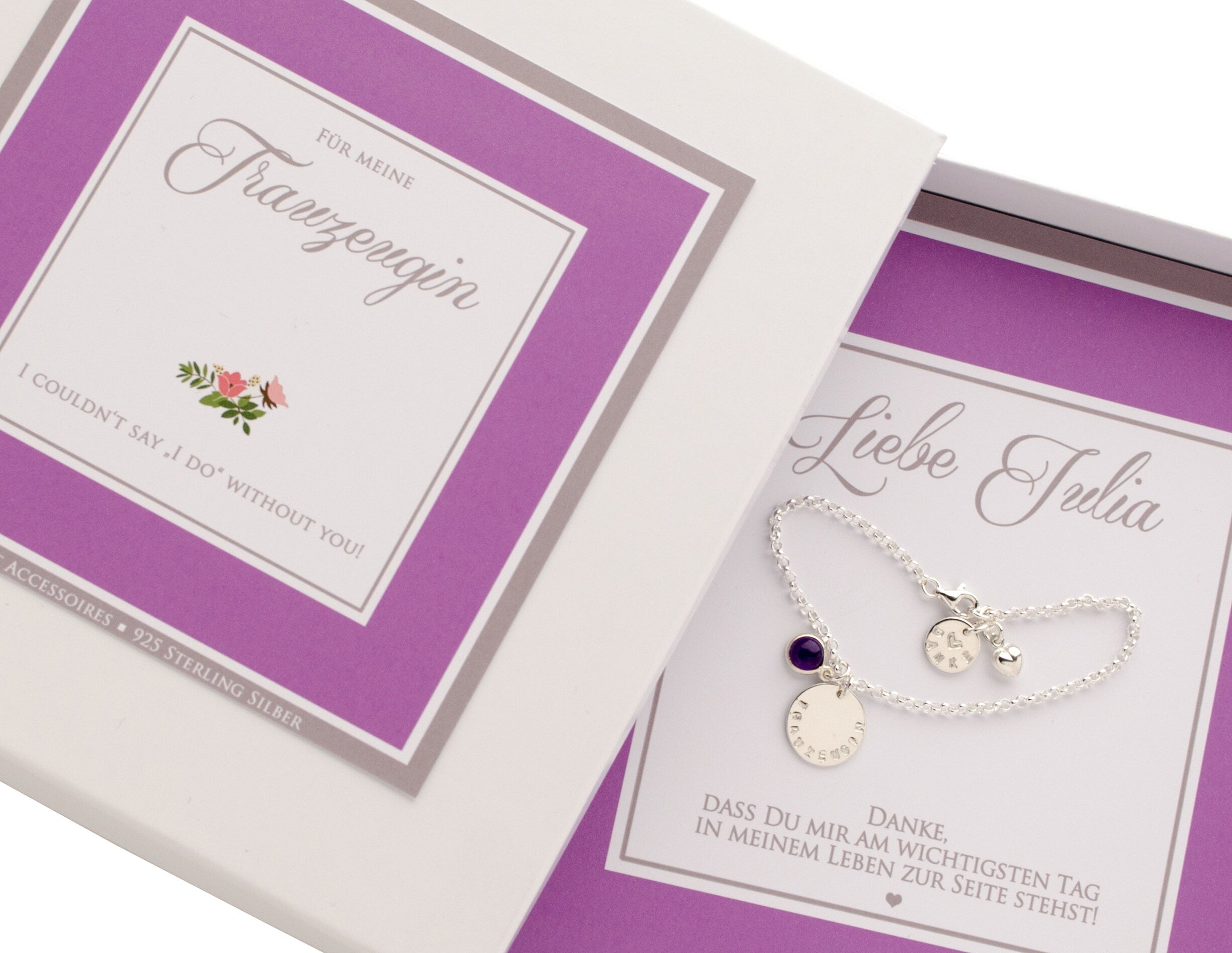 Silbernes Armband in personalisierter Geschenkbox mit der Aufschrift "Für meine Trauzeugin". Das Schmuckstück hat einen Amethyst-Anhänger und Gravur-Plättchen.