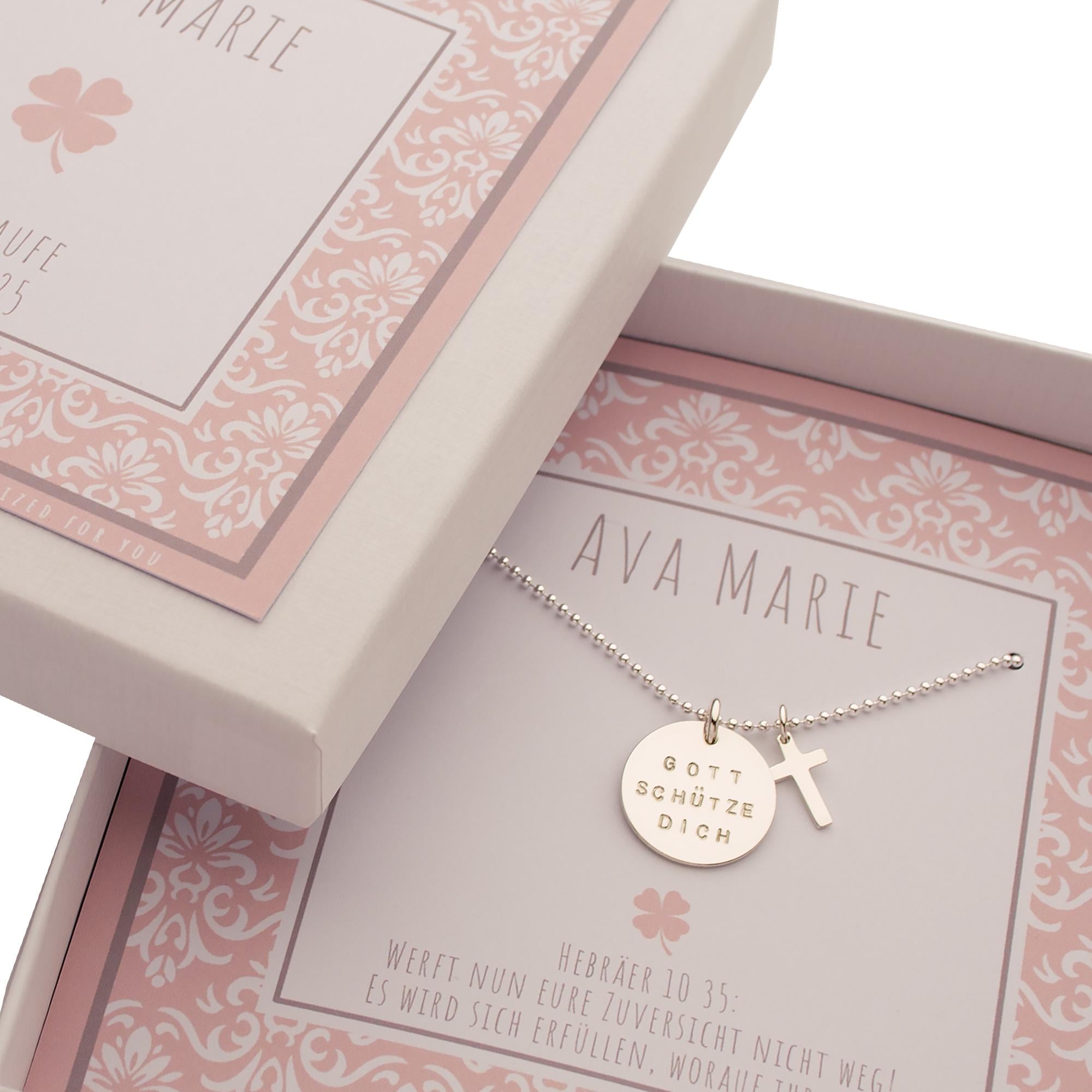 Ein Taufgeschenk für Mädchen: Silberne Taufkette mit Gravur "Gott schütze dich" und Kreuz-Anhänger in personalisierter Geschenkbox, hier für Ava Marie mit Taufspruch aus Hebräer 10,35.