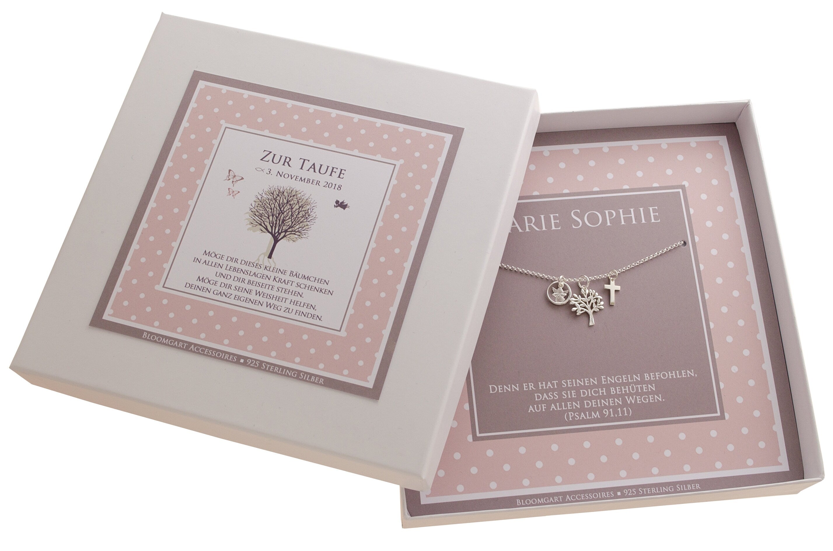 Sterling Silber Taufkette mit Kreuz, Lebensbaum und Taufring, präsentiert in einer personalisierten Geschenkbox mit Namen, Datum und Taufspruch.