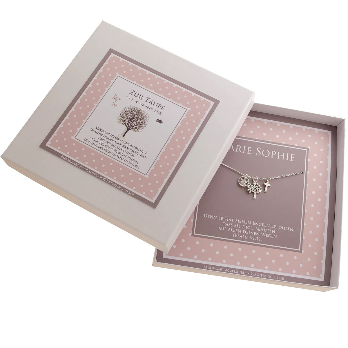 Sterling Silber Taufkette mit Kreuz, Lebensbaum und Taufring, präsentiert in einer personalisierten Geschenkbox mit Namen, Datum und Taufspruch.