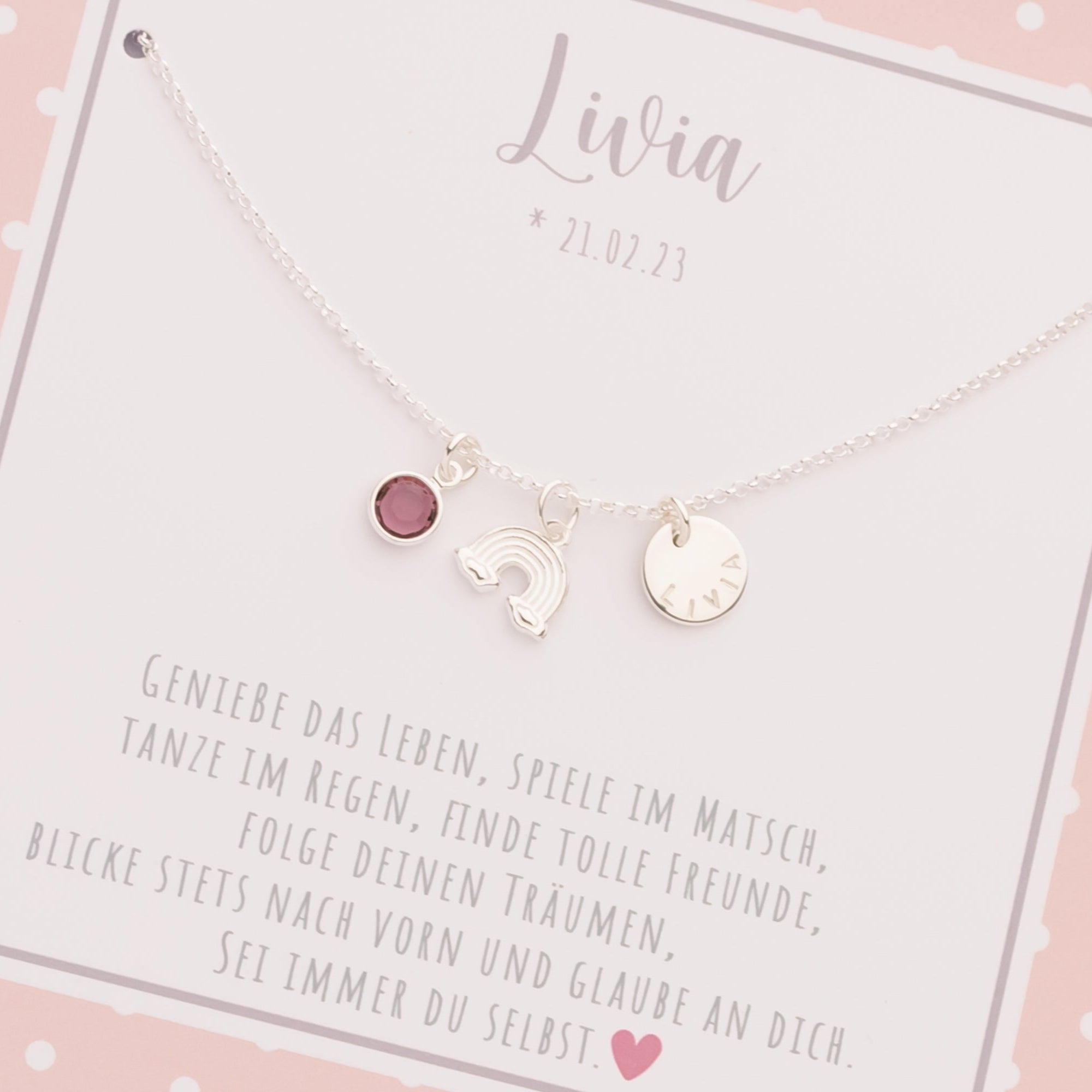 Detailansicht einer personalisierte Regenbogen-Kette "Livia" aus 925 Silber mit Namenstaler und Geburtsstein, präsentiert in einer rosa-weißen Geschenkbox.