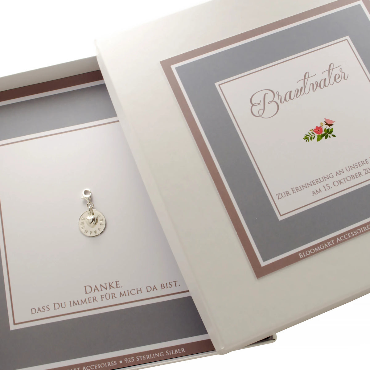 Brautvater-Anhänger aus 925 Silber in einer weiß-blauen Geschenkbox als persönliches Hochzeitsgeschenk.