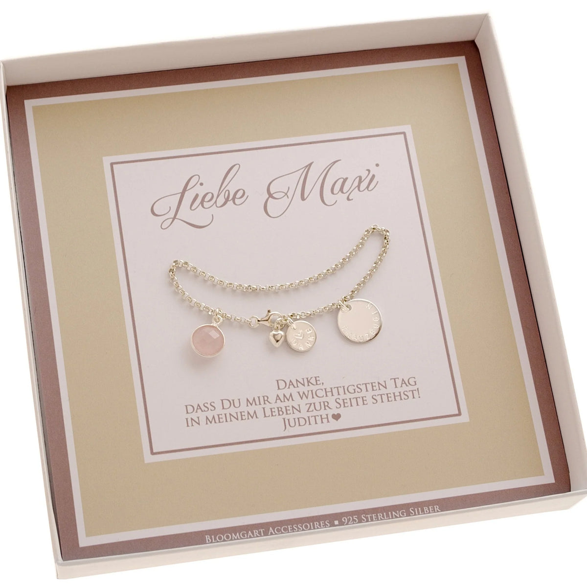 Innenansicht einer Geschenkbox in beige-weiß, personalisiert für "Maxi" und dem Text "Danke, dass du mir am wichtigsten Tag in meinem Leben zur Seite stehst! Ein Hochzeitsgeschenk von der Braut für ihre Trauzeugin.