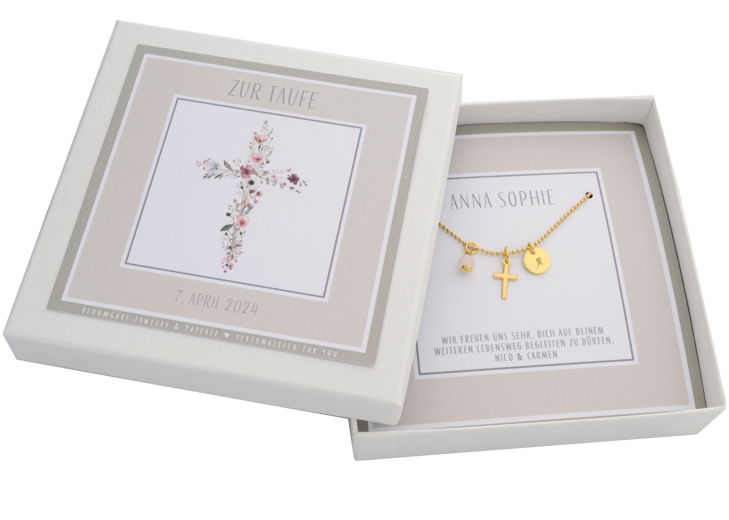 Gesamtansicht der personalisierten Geschenkbox mit Blumenkreuz, hier personalisiert für Anna Sophie zur Taufe. Innenliegend befindet sich die vergoldete Kette und persönlichen Glückwünschen der Schenkenden.
