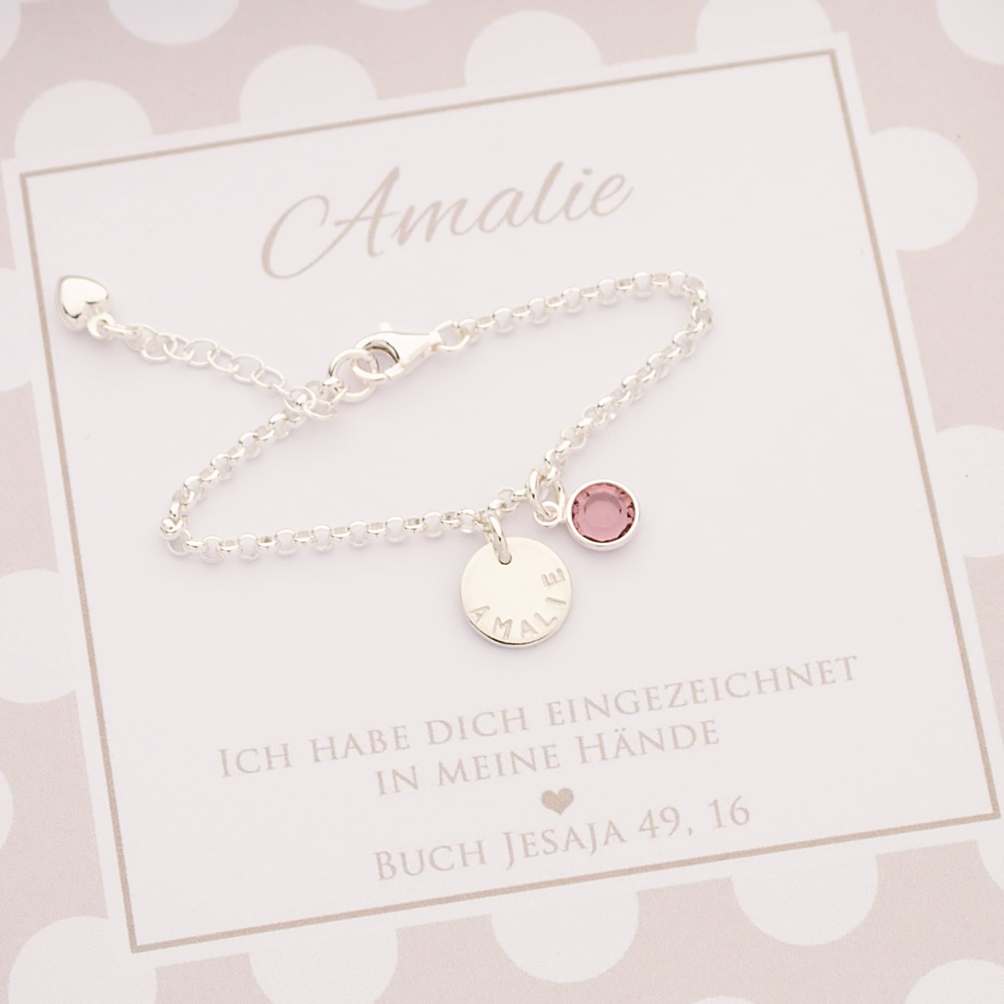 Detailansicht eines Kinderarmbandes mit Verlängerungskettchen, Namenstaler und Monatsstein, hier Juni.