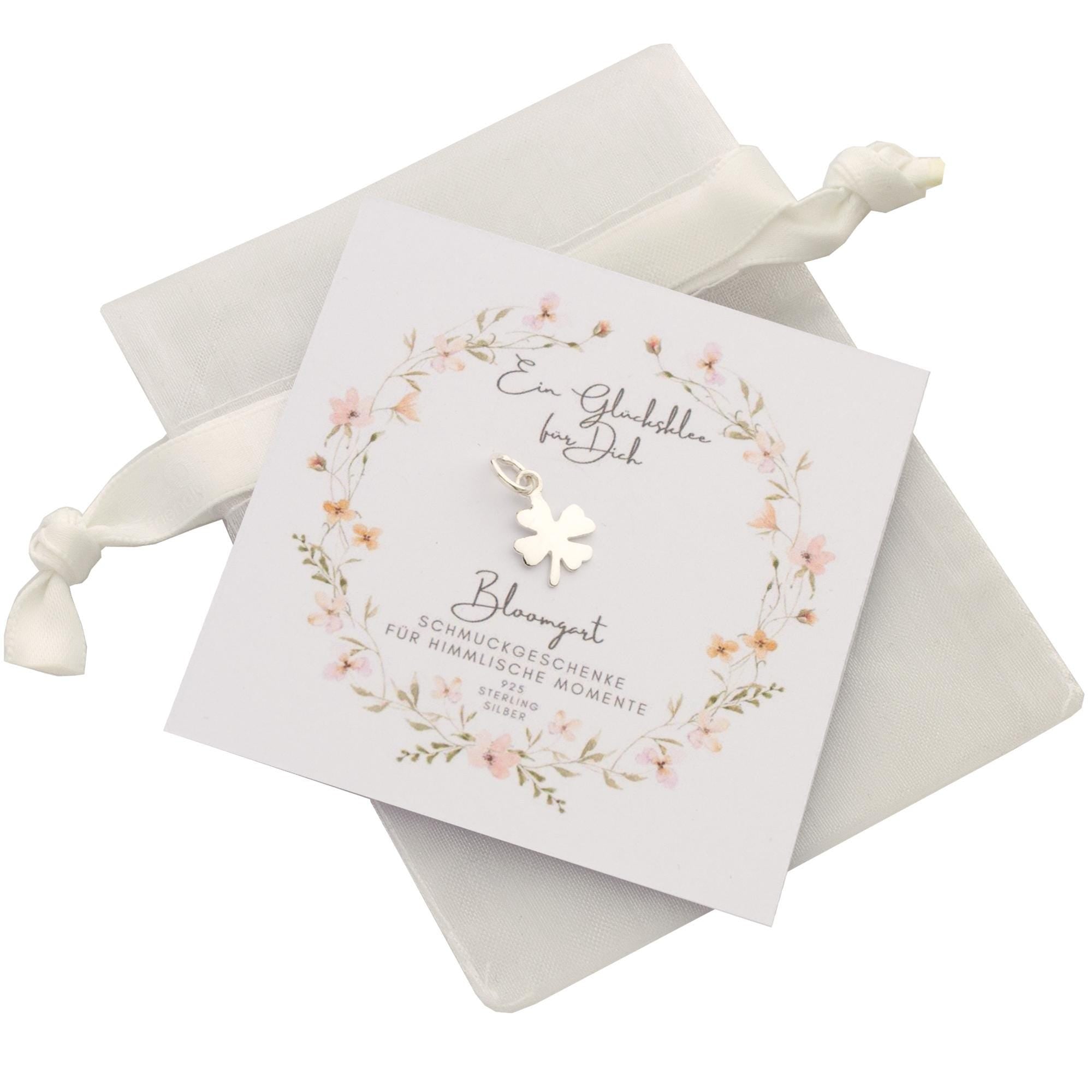 Ein silberner Kleeblatt Einzelanhänger an einer Öse als Add-On für deine Silberkette. Hübsch verpackt auf einer Bloomgart-Karte in einem weißen Organza-Säckchen.