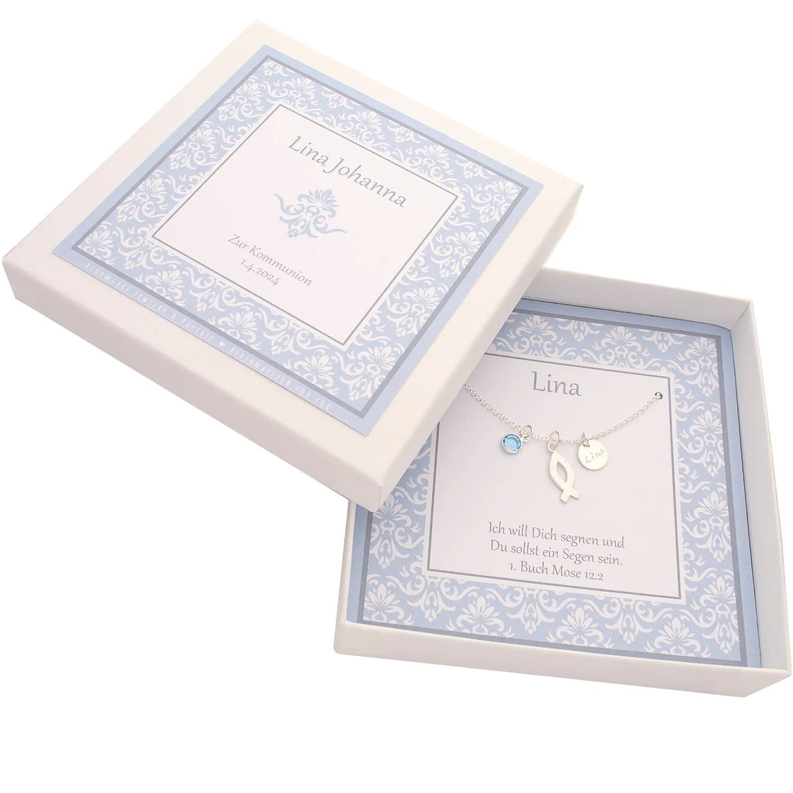 Komplettansicht einer personalisierten Geschenkbox mit edlem Ornamentmuster in hellblau-weiß. Innen liegt eine Silberkette mit Ichthys-Fisch, Geburtsstein und Namensplättchen.