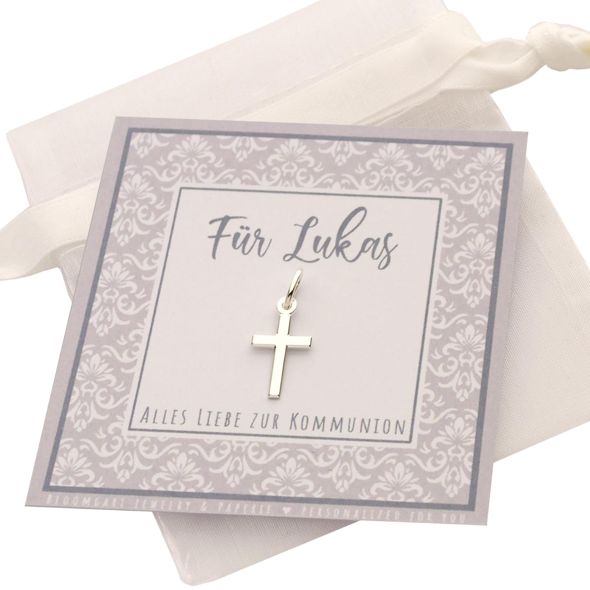 Filigraner Kreuz-Anhänger an einer Öse aus 925 Sterling Silber als Einzelanhänger auf einer personalisierten kleinen Karte mit Ornamentmuster in Wunschfarbe präsentiert.