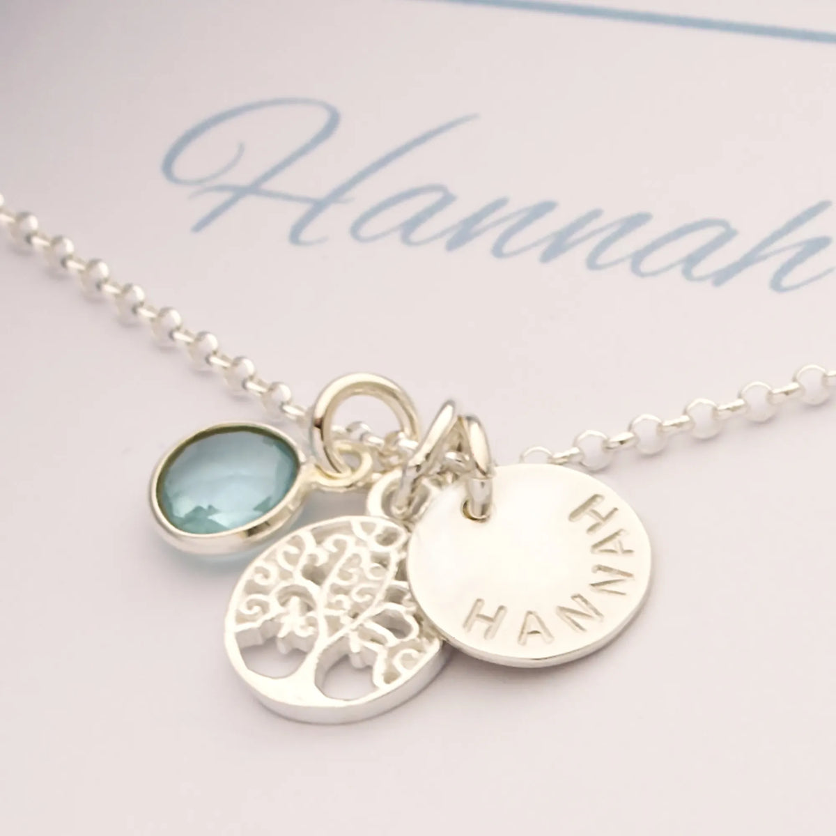 Eine Namenskette aus 925 Sterling Silber mit rundem Lebensbaum, Namenstaler und Edelstein