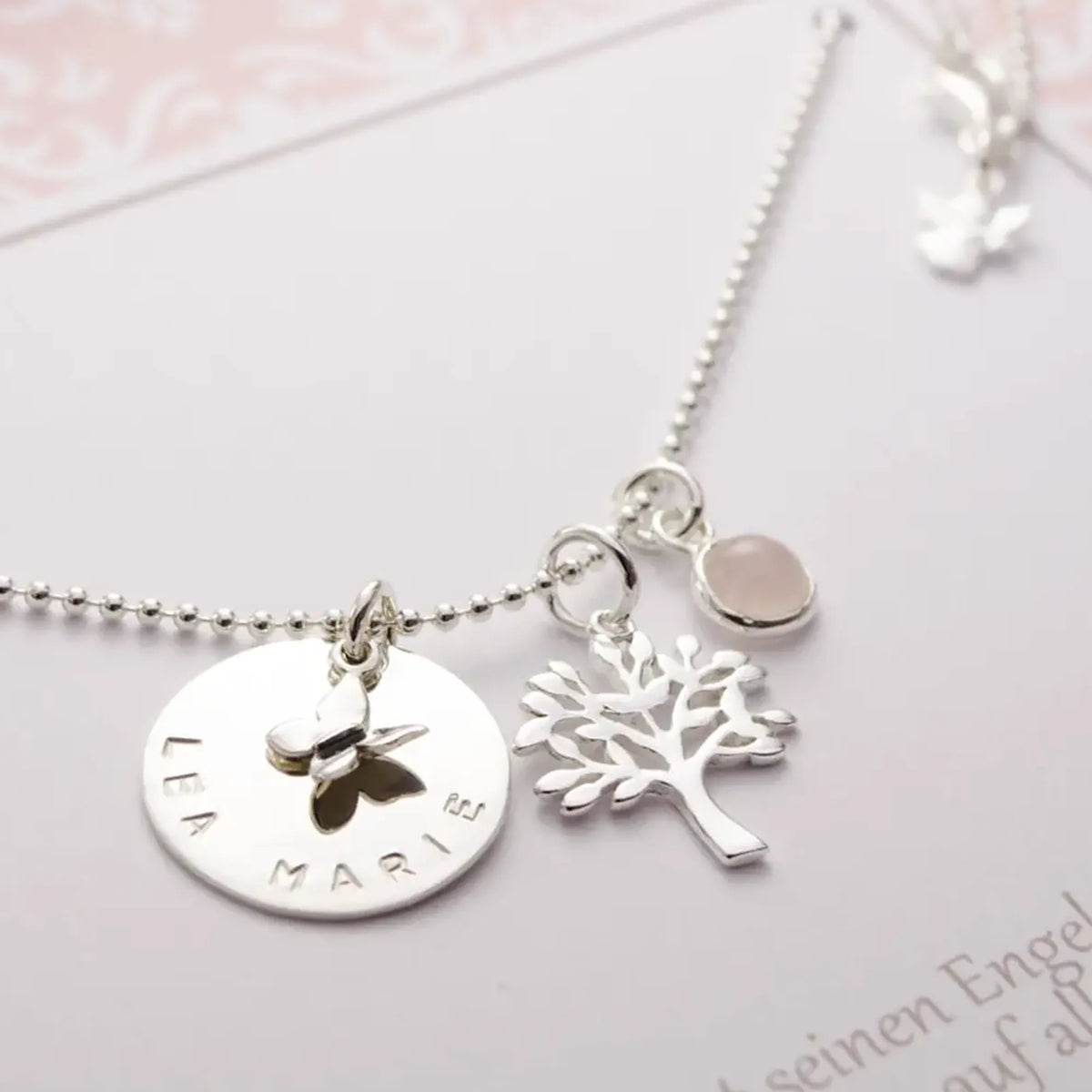 Personalisierte Namenskette aus 925 Sterling Silber mit Lebensbaum, Schutzengel, Schmetterling und Rosenquarz