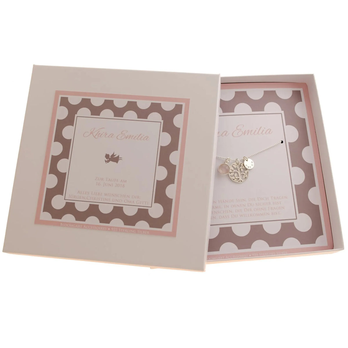 Geschenkbox mit weiß-taupe-rosa farbigem Punkte-Muster, personalisiert für die Taufe von 'Khira Emilia'. Innen liegt die handgefertigte 925 Silberkette mit Lebensbaum, Rosenquarz und Namenstaler.