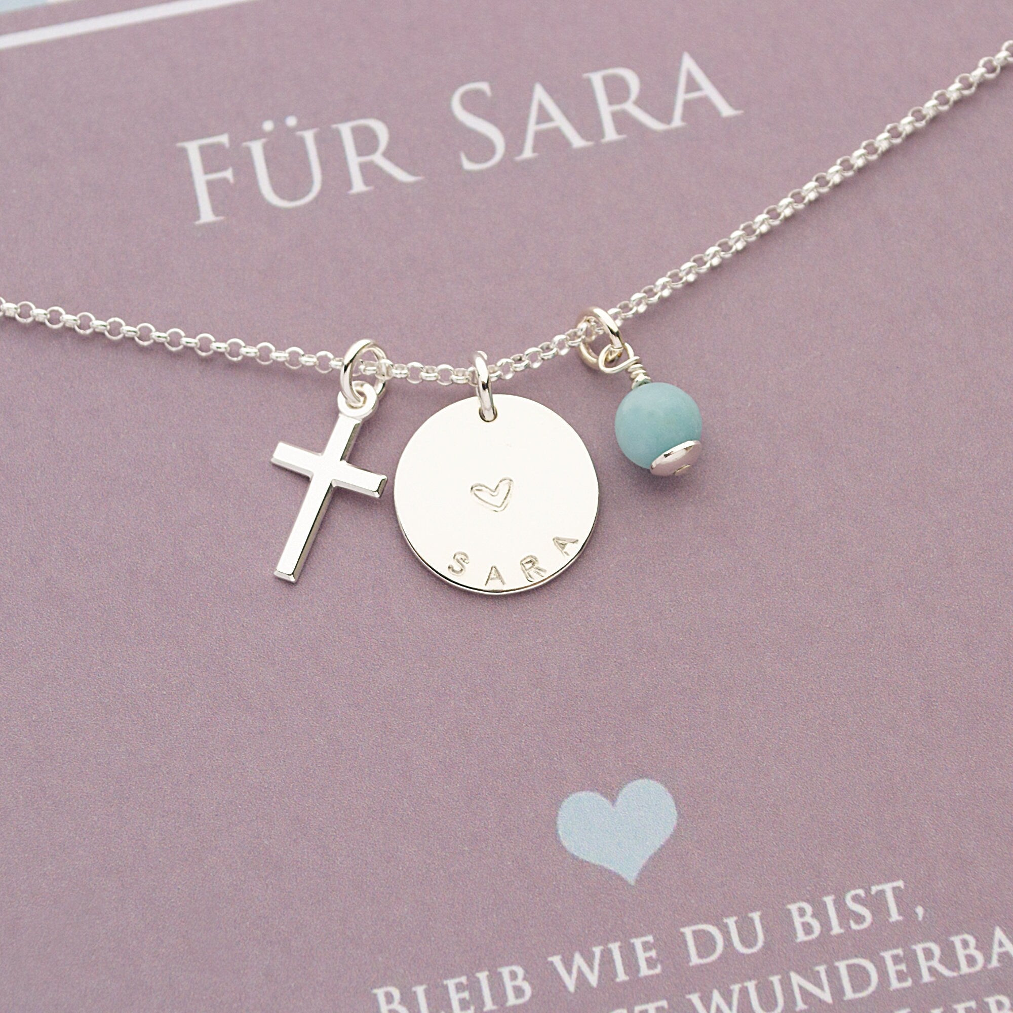Detaillierter Ausschnitt einer Namenskette 'Sara' aus Sterling Silber mit Namenstaler, Kreuz-Anhänger und Aqua Chalcedon.