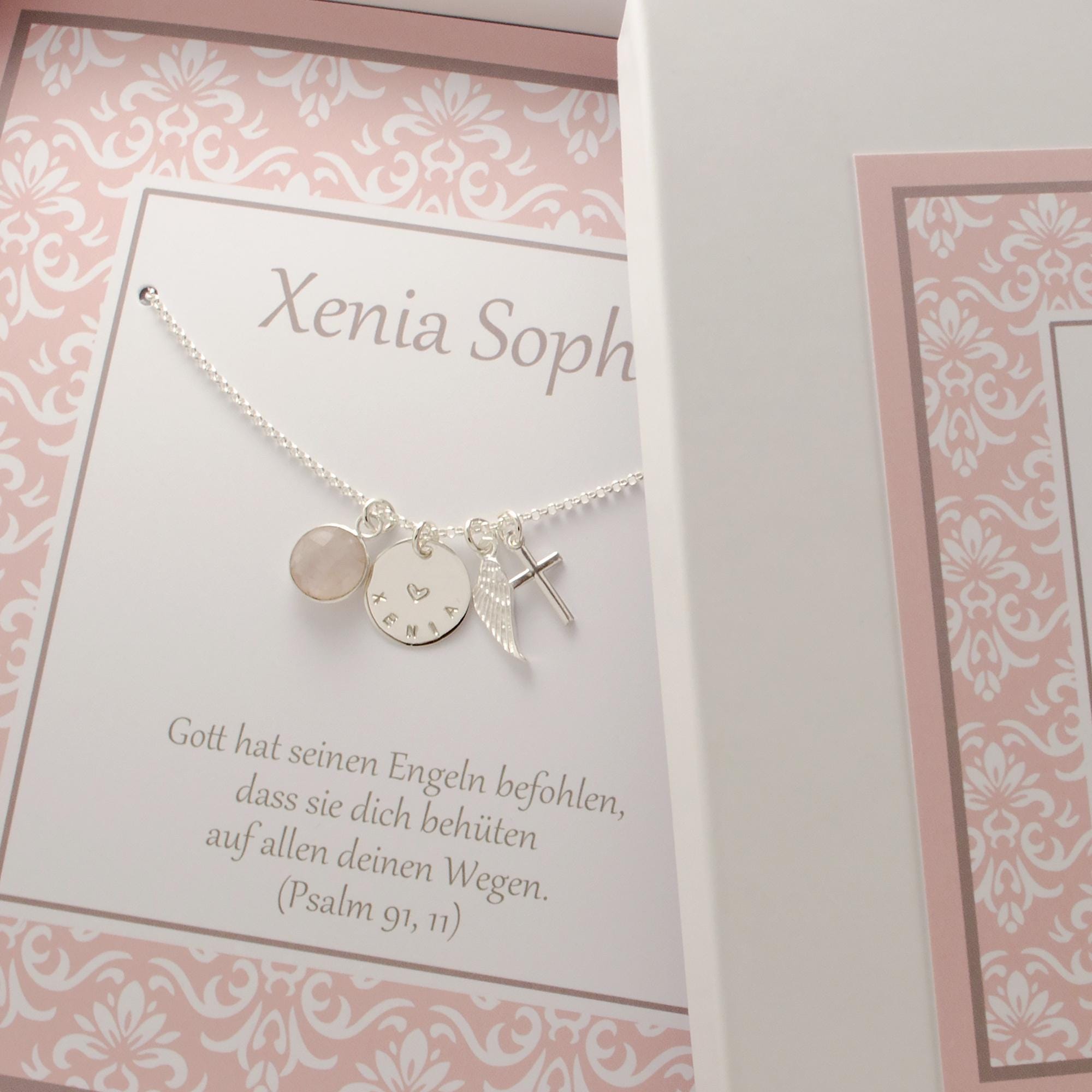 Personalisierte Namenskette mit Wunschgravur aus 925 Silber, präsentiert in einer Bloomgart Geschenkbox mit rosa-weißem Ornamentmuster.