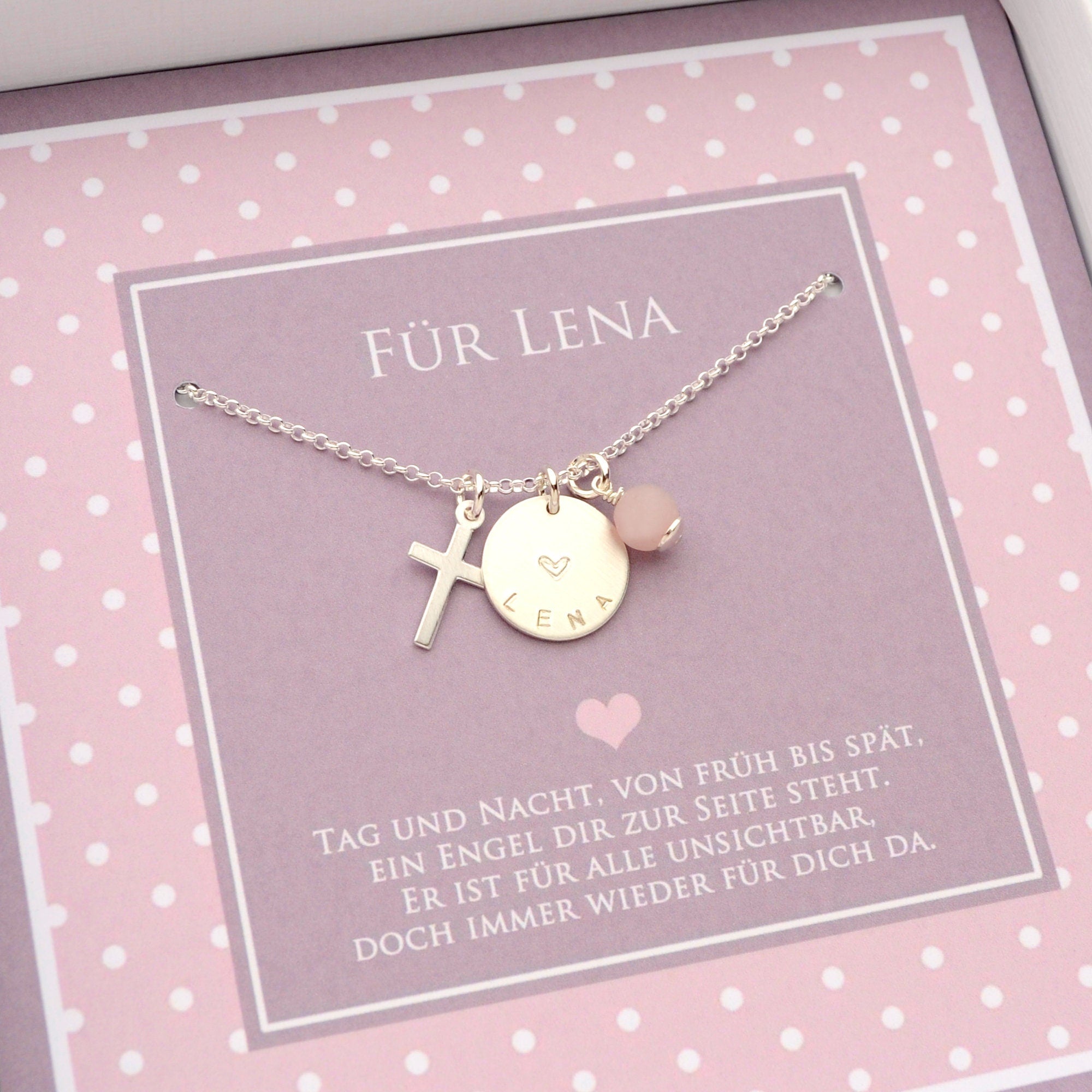 Innenansicht einer rosa Geschenkbox mit Punkte-Muster und Personalisierung, hier für 'LENA' mit dem Spruch: Tag und Nacht, von früh bis spät, ein Engel dir zur Seite steht ...'