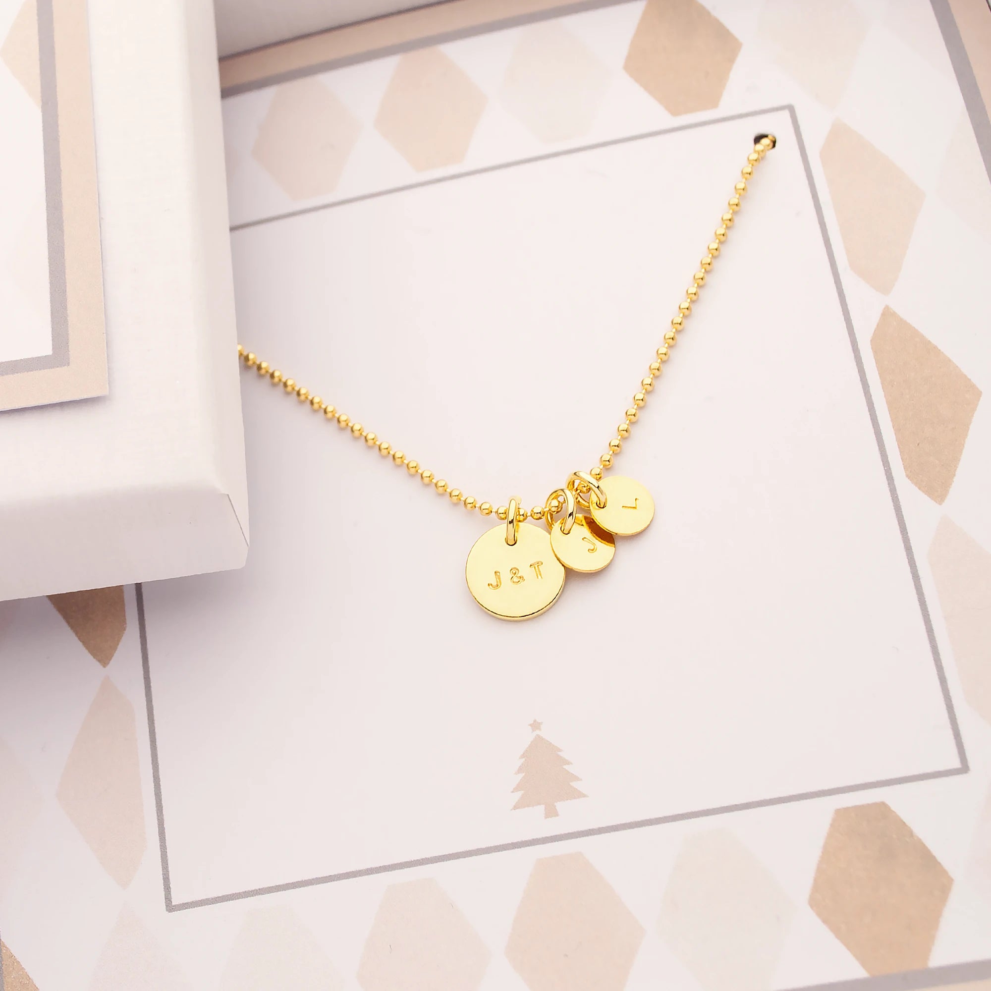 Personalisierte Kette vergoldet mit 3 Initial-Plättchen in Weihnachtsbox (auch in Silber erhältlich).
