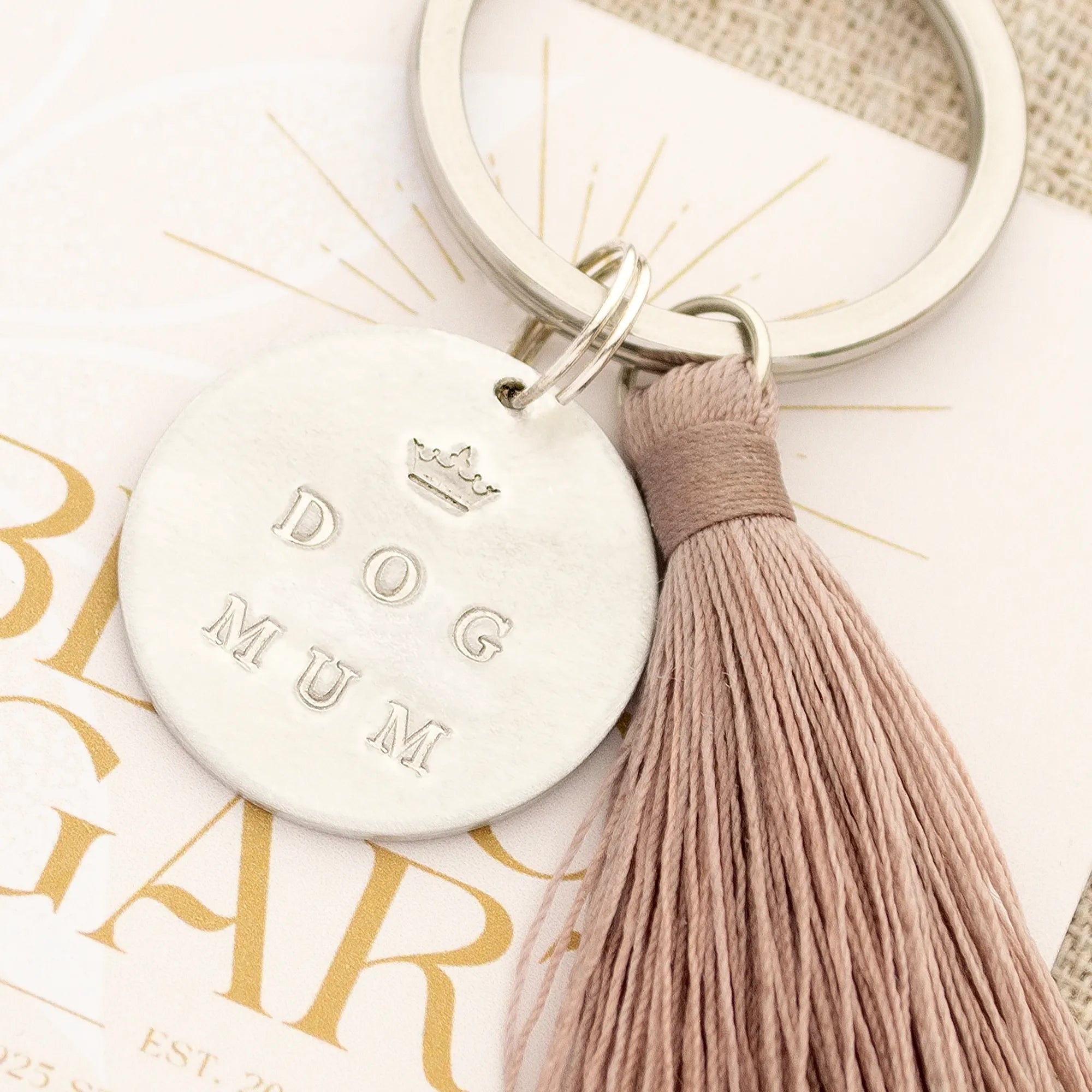 Individueller Schlüsselanhänger 'DOG MUM' mit Wunschgravur, von Hand gestempelt, taupefarbene Quaste und Leinen-Säckchen von Bloomgart