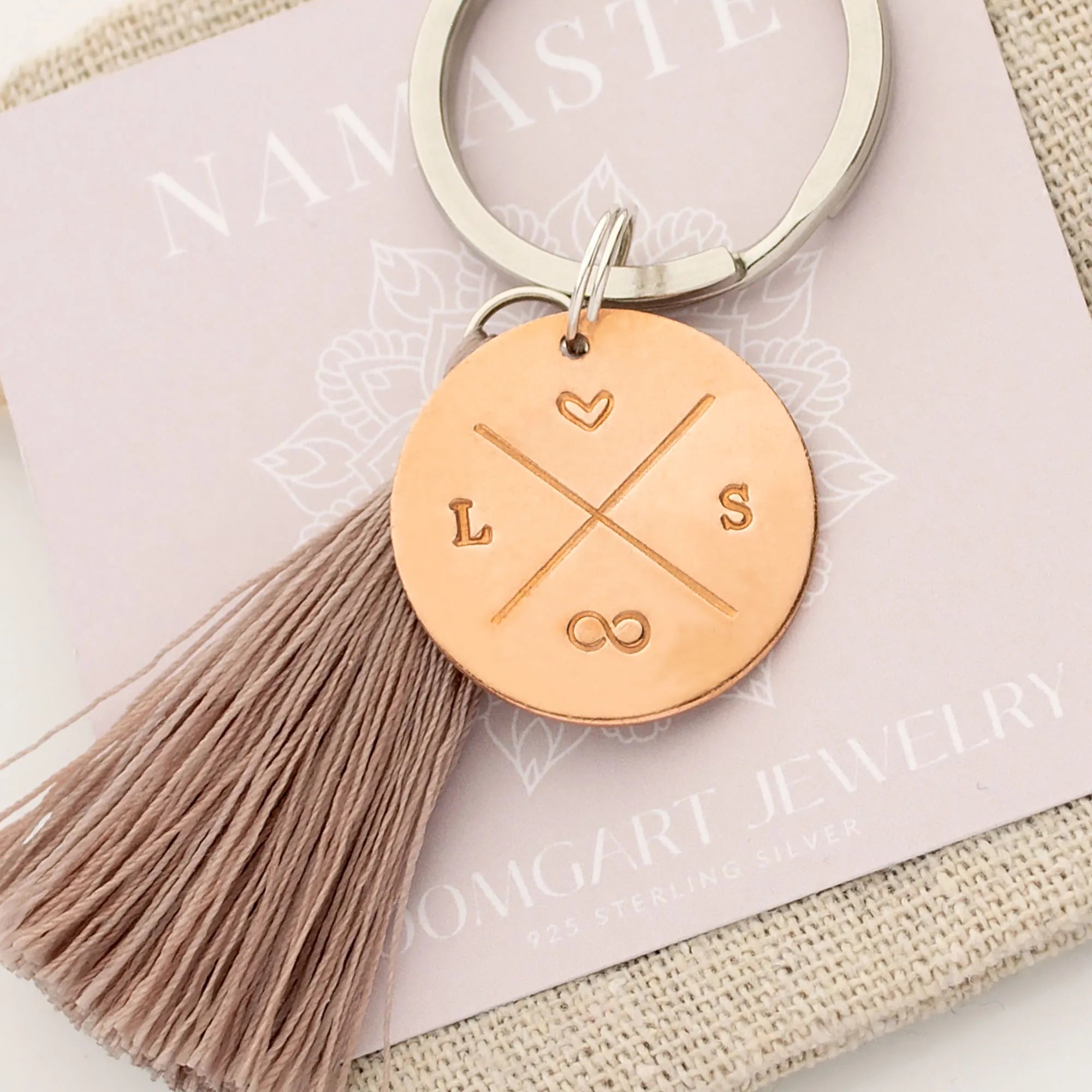 Personalisierter Schlüsselanhänger aus Kupfer mit Initialen, Herz und Unendlichkeitszeichen, handgestempelt, verpackt im Boho-Säckchen als Partnergeschenk