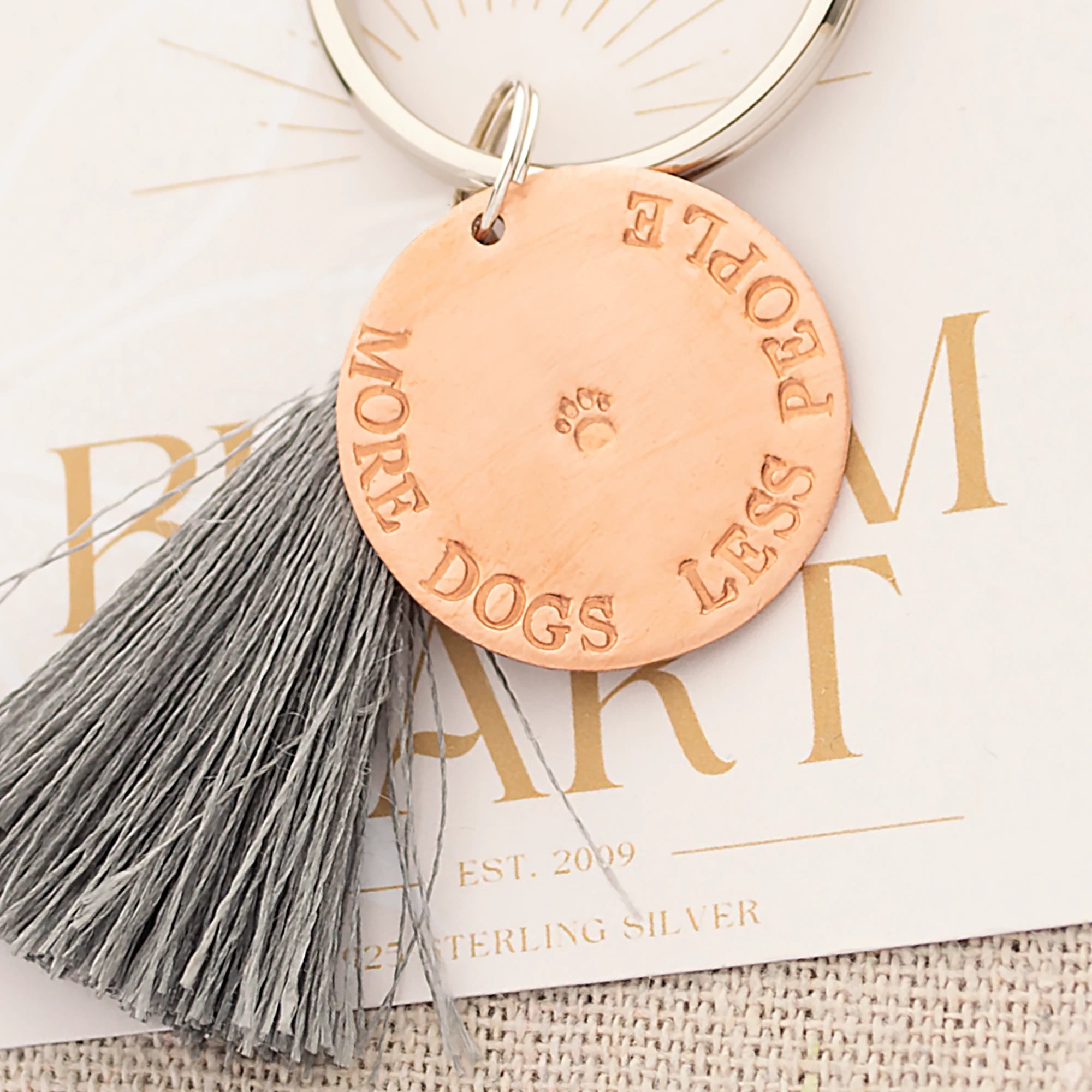 Kupfer Schlüsselanhänger mit Quaste Grau und Edelstahlring