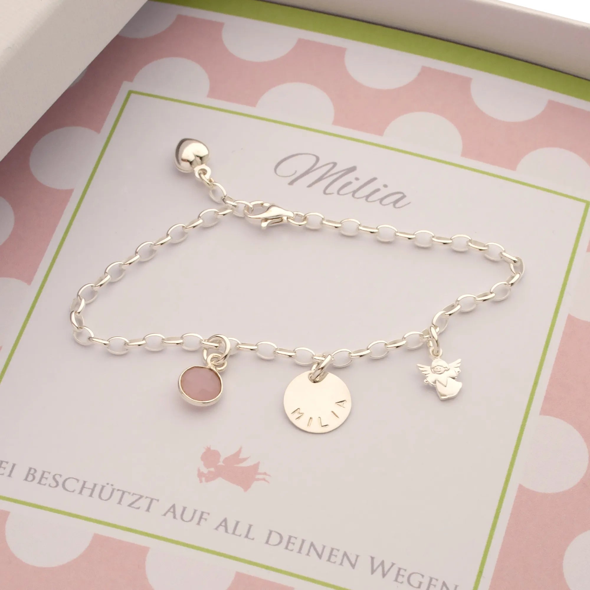 Ein personalisiertes Schutzengelarmband aus 925 Sterling Silber zur Einschulung mit dem Text: Sei beschützt auf all deinen Wegen.