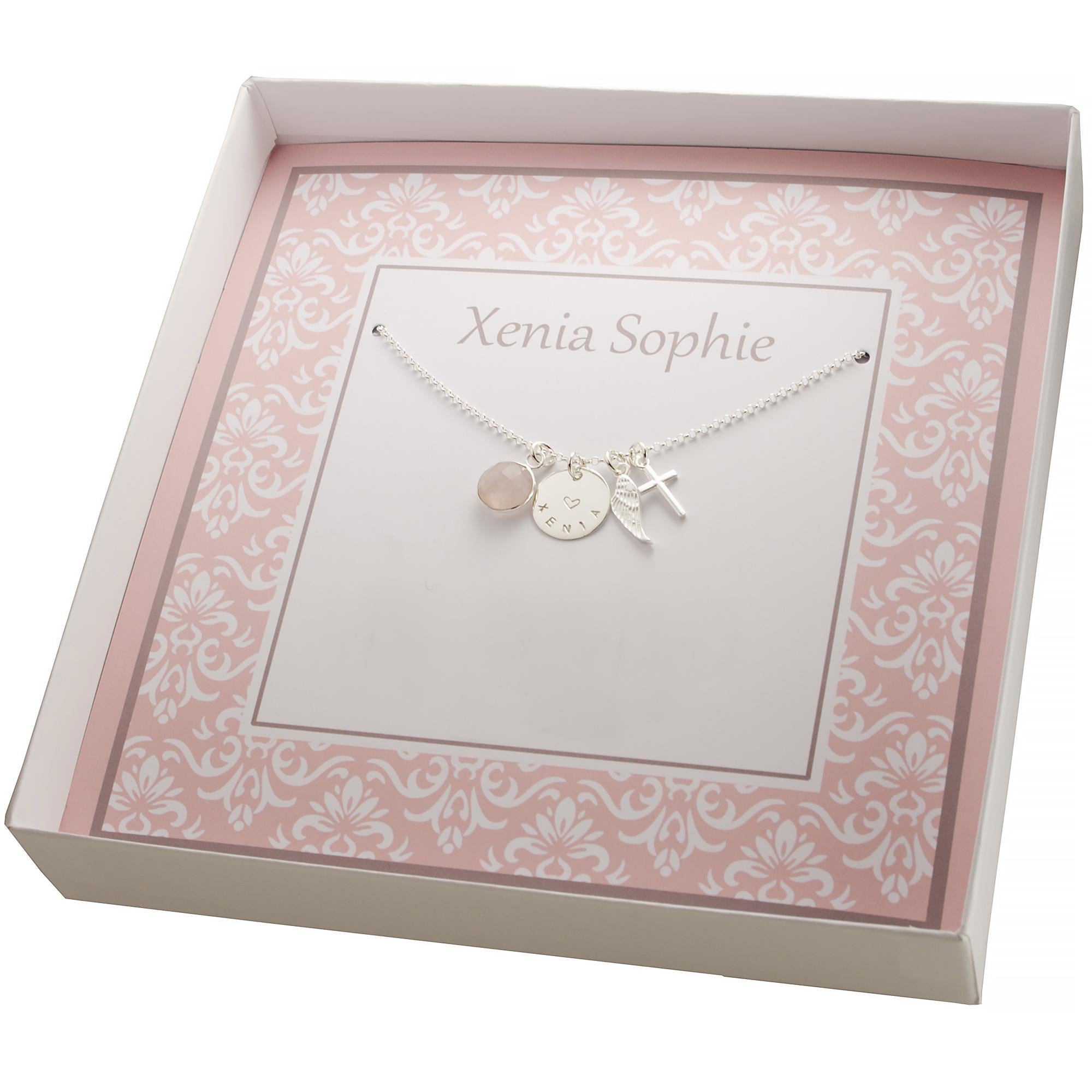 Innenansicht einer rosa Geschenkbox mit Personalisierung für 'Xenia Sophie' mit montierter Kette mit Name, Rosenquarz, Kreuz und Flügel.