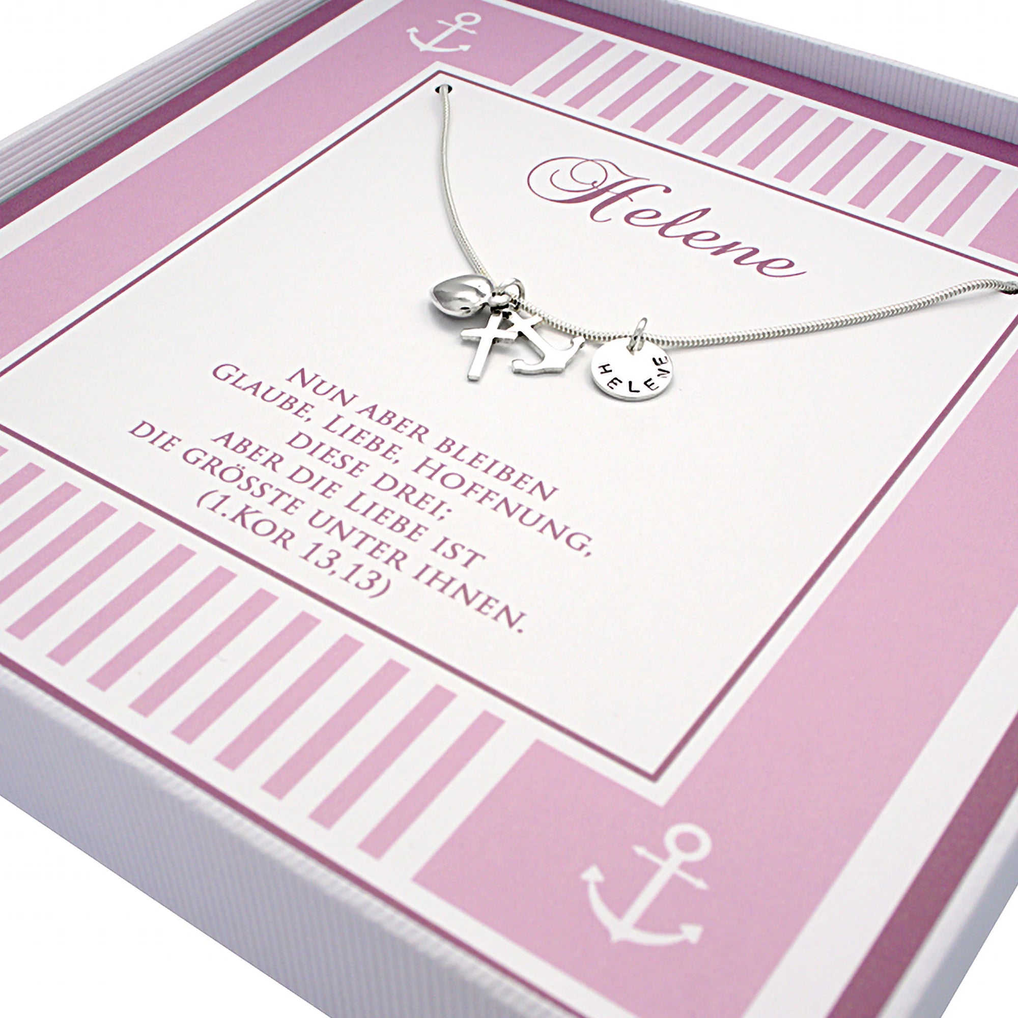 Detailansicht der Geschenkbox innen mit Taufspruch 'Nun aber bleiben Glaube, Liebe, Hoffnung, diese drei; aber die Liebe ist die Grösste unter ihnen. (1. Kor 13,13)'.