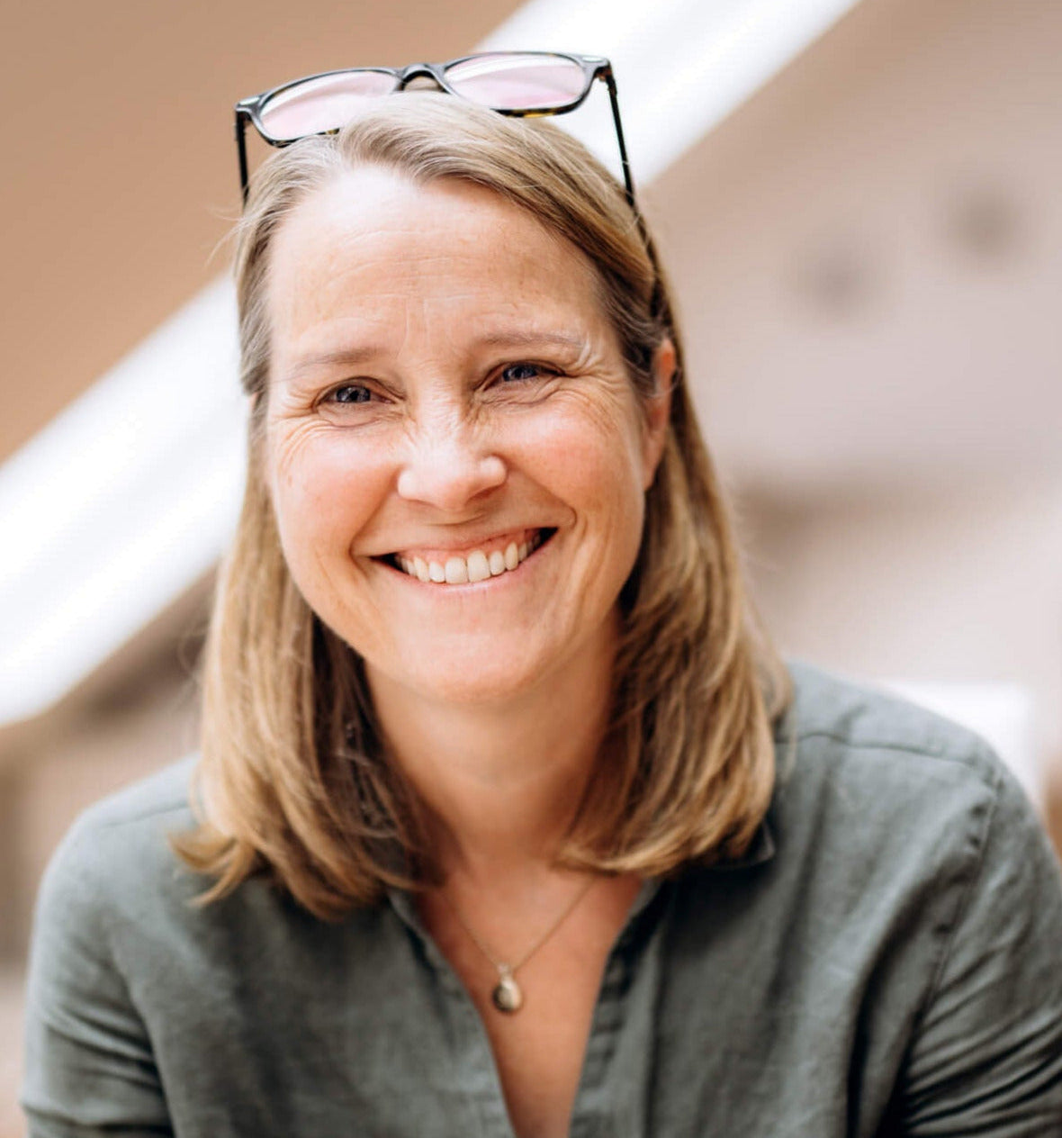 Stefanie, das herzliche Gesicht und die Gründerin hinter dem handgemachten Schmuck von Bloomgart.