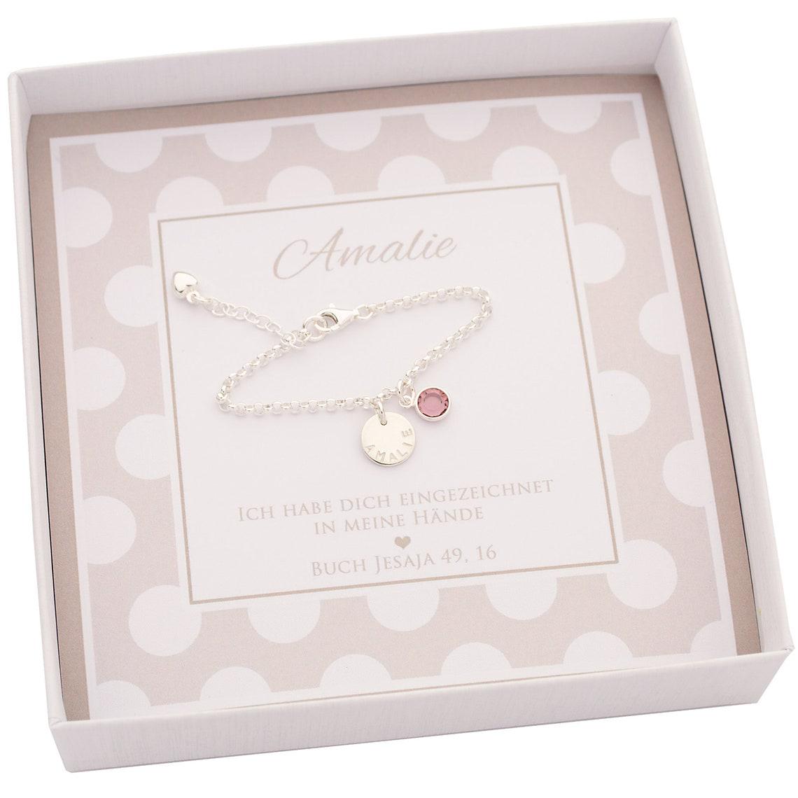 Ein personalisiertes Armband mit Namen-Gravur "AMELIE" aus 925 Sterling Silber und Geburtsstein in einer weiß-beigen Geschenkbox zur Taufe.