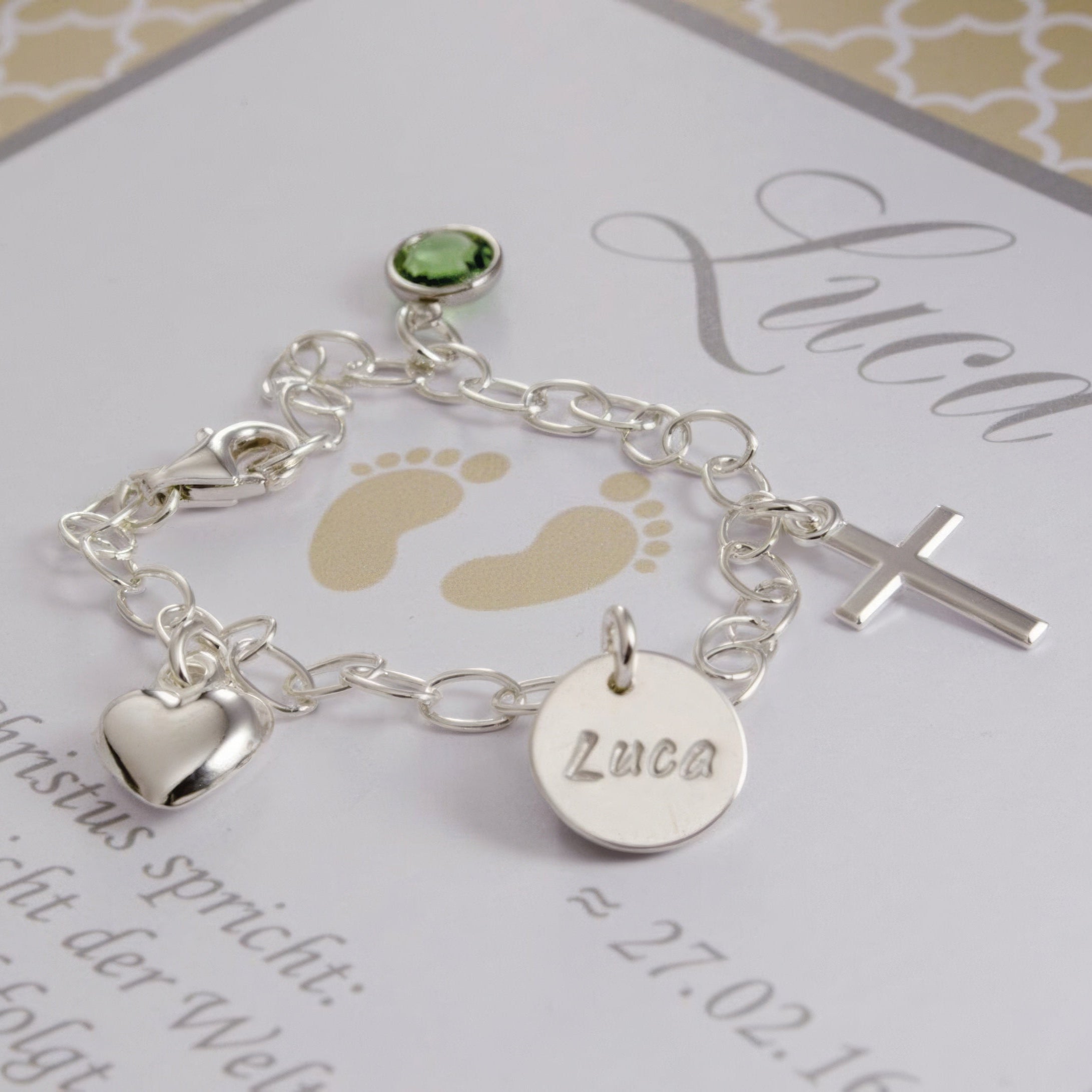 Detailansicht des Silberarmbandes, hier mit der Gravur 'Luca' und grünem Monatsstein.