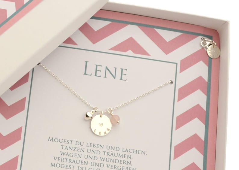 Detail der Innenansicht mit Zickzack-Muster und Personalisierung, hier für LENE und persönlichem Spruch unter der Silberkette.