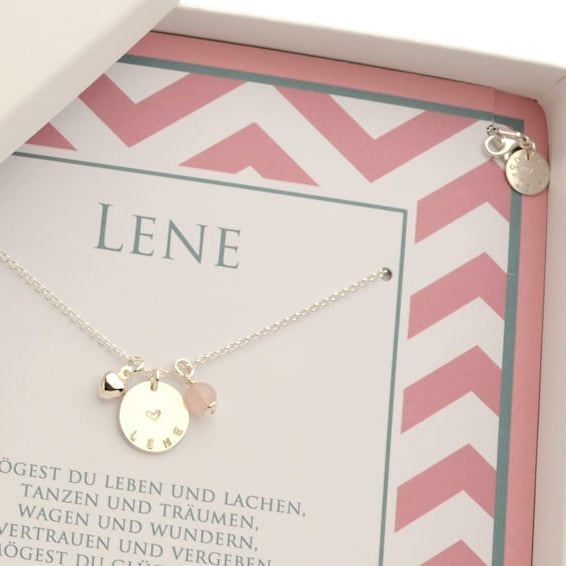 Detail der Innenansicht mit Zickzack-Muster und Personalisierung, hier für LENE und persönlichem Spruch unter der Silberkette.