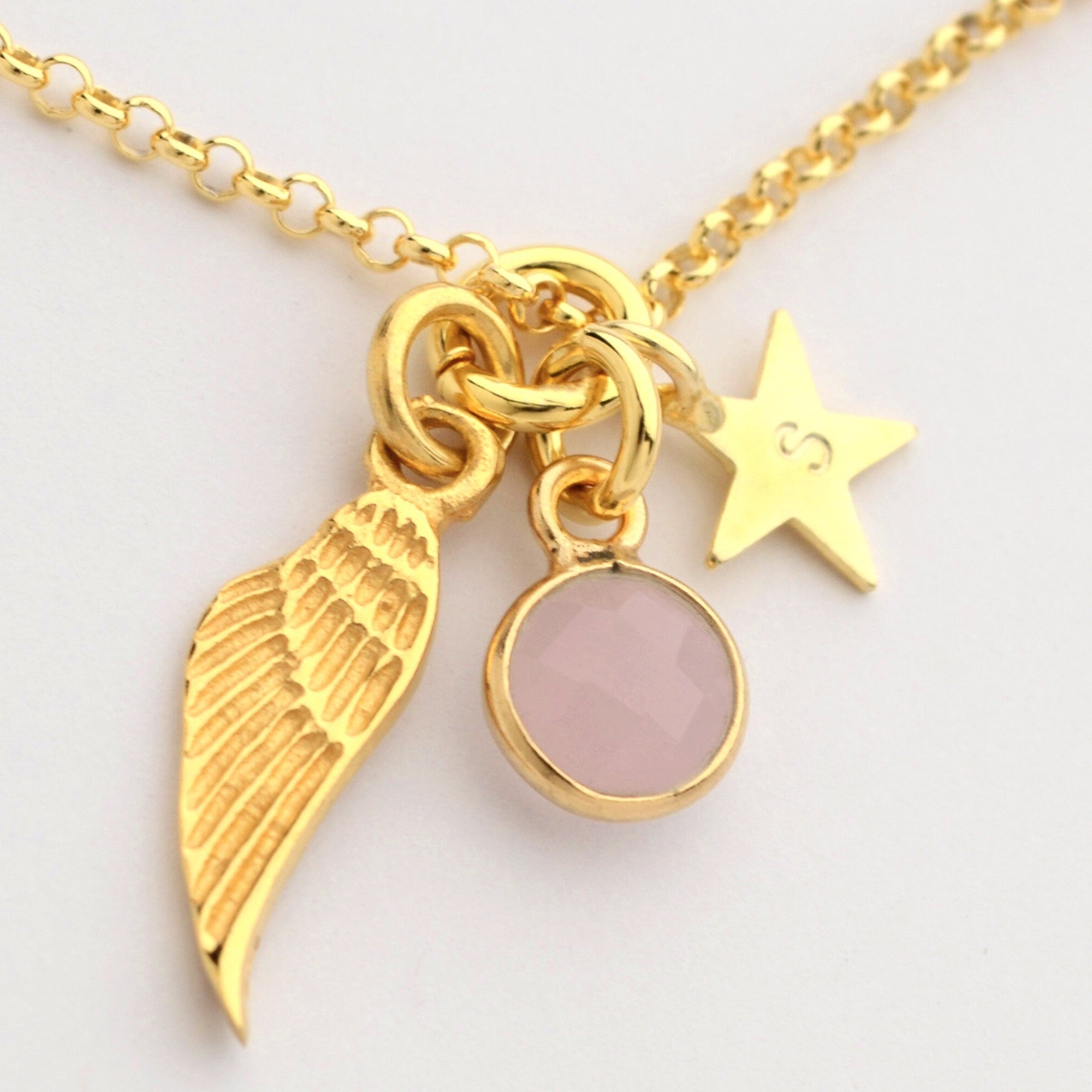 Vergoldete Taufkette mit Engelsflügel und Rosenquarz als Geschenk zur Taufe