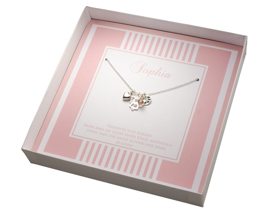 Innenansicht der Geschenkbox mit montierter Silberkette. Oberhalb der Kette ist in Schreibschrift der Name 'Sophia' gedruckt. Unterhalb der Kette ein persönlicher Glückwunsch des Schenkenden.