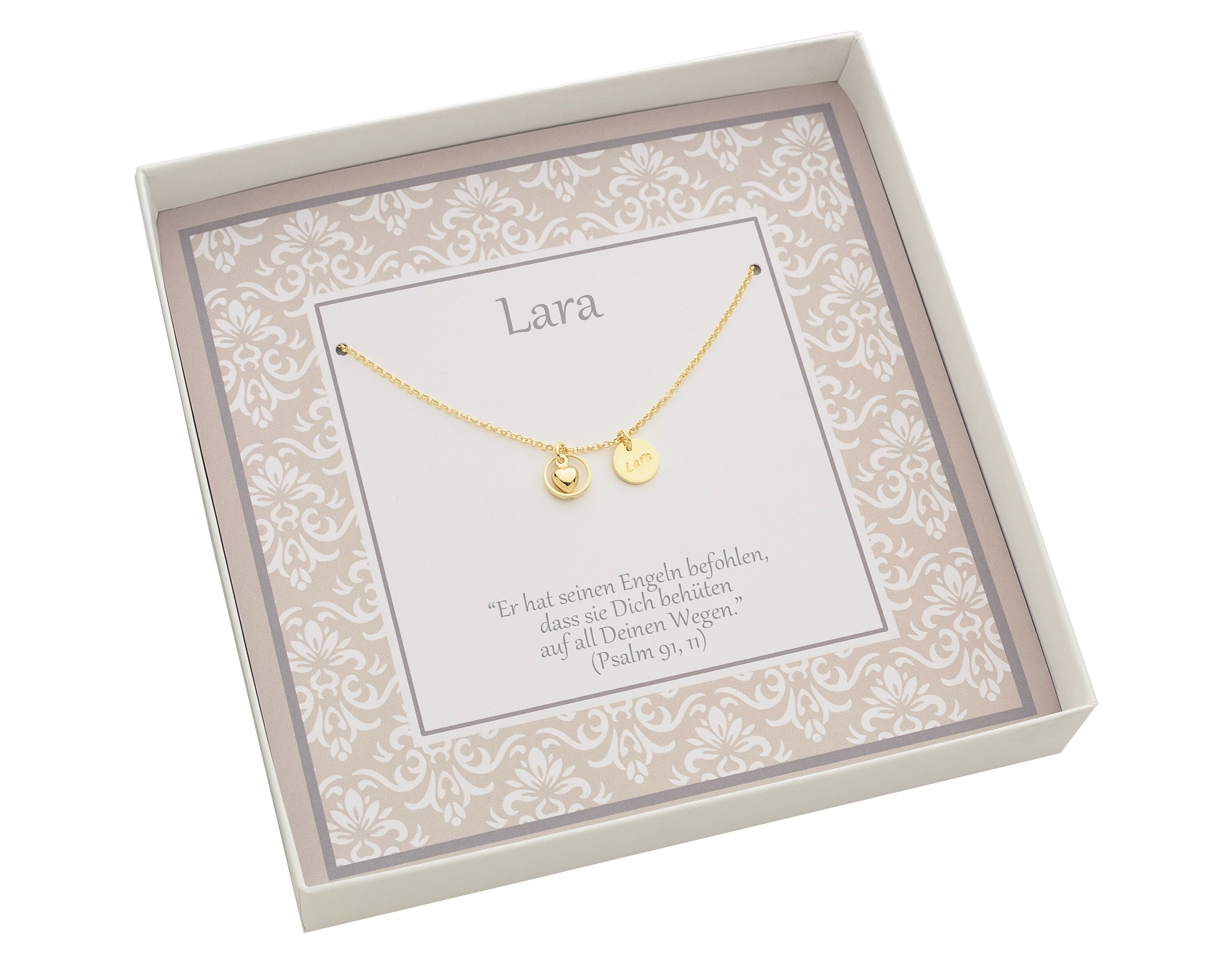 Innenansicht einer personalisierten Geschenkbox mit beigem Ornamentmuster. Namen und Psalm 91,11. Mittig ist eine goldene Taufkette mit Namensgravur und Herz im Taufring zu sehen.